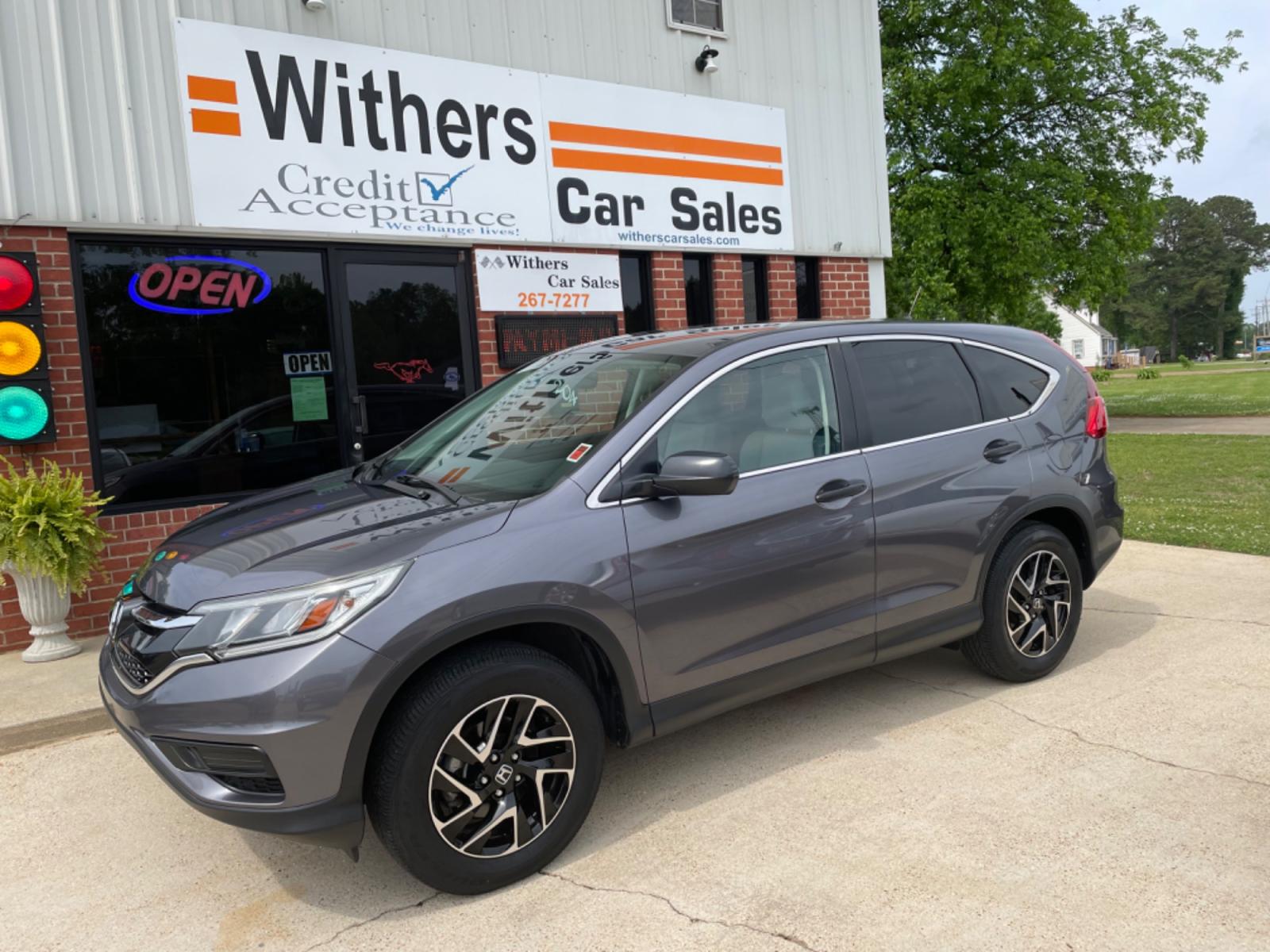 2016 Gray /Gray Honda CR-V SE 2WD (2HKRM3H4XGH) with an 2.4L L4 DOHC 16V engine, CVT transmission, located at 204 Hwy. 16 East, Carthage, MS, 39051, (601) 267-7277, 0.000000, 0.000000 - Photo #0