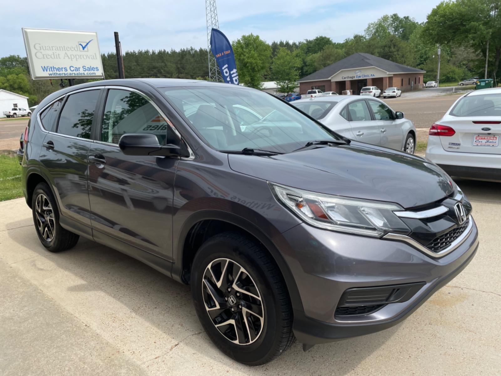 2016 Gray /Gray Honda CR-V SE 2WD (2HKRM3H4XGH) with an 2.4L L4 DOHC 16V engine, CVT transmission, located at 204 Hwy. 16 East, Carthage, MS, 39051, (601) 267-7277, 0.000000, 0.000000 - Photo #1