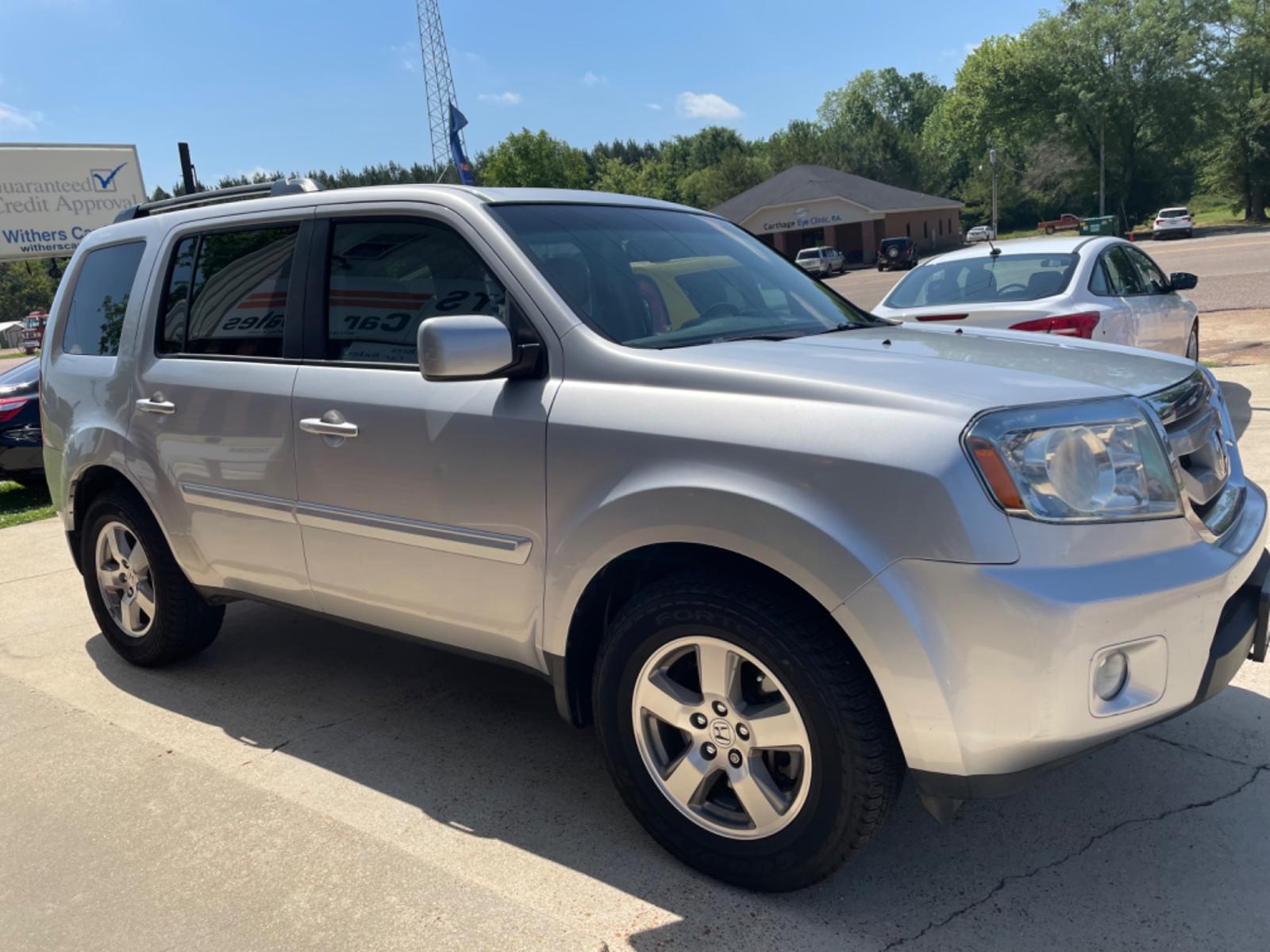 2011 Silver /Gray Honda Pilot EX-L 2WD 5-Spd AT (5FNYF3H59BB) with an 3.5L V6 SOHC 24V engine, 5-Speed Automatic transmission, located at 204 Hwy. 16 East, Carthage, MS, 39051, (601) 267-7277, 0.000000, 0.000000 - Photo #1