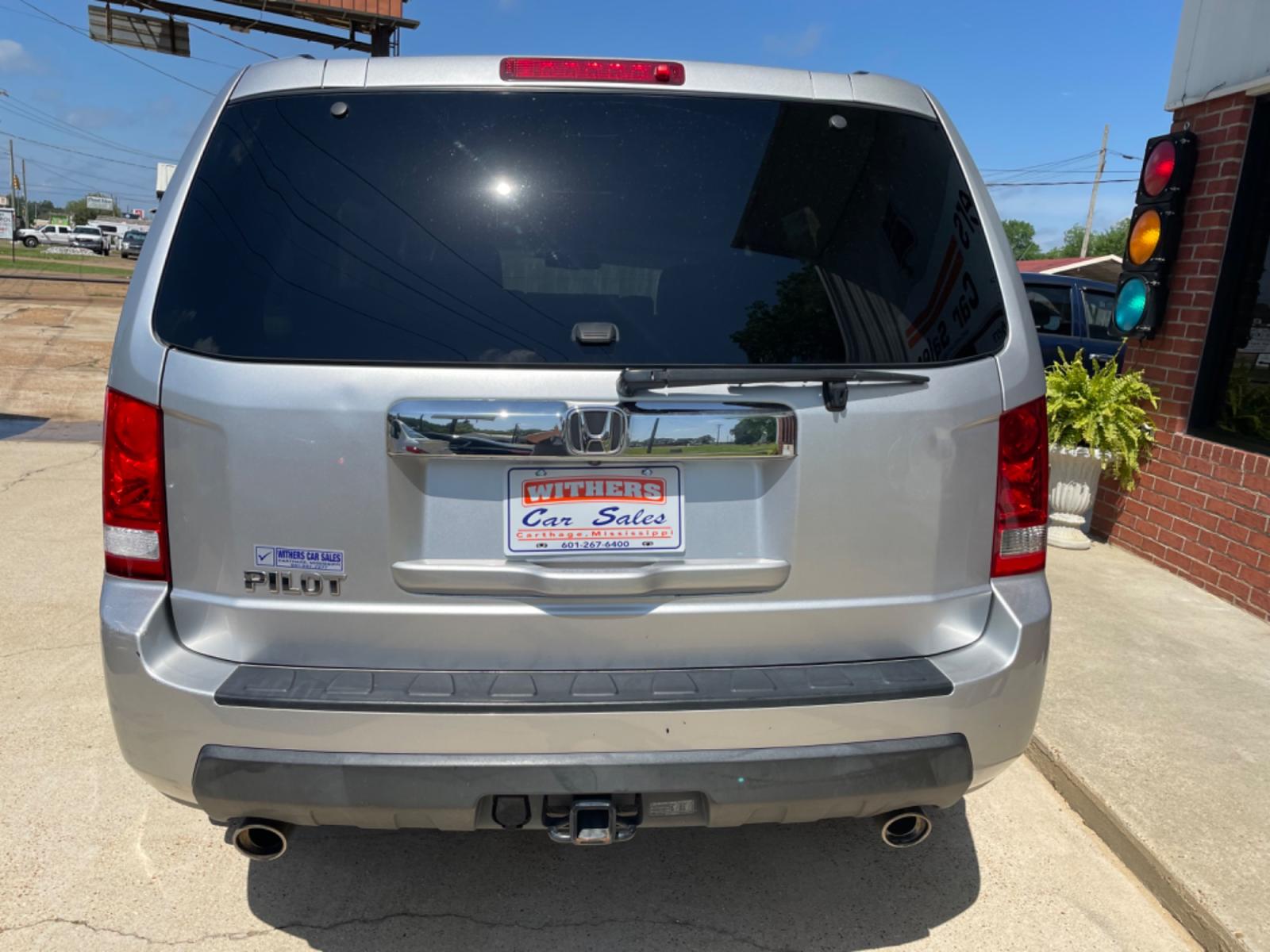 2011 Silver /Gray Honda Pilot EX-L 2WD 5-Spd AT (5FNYF3H59BB) with an 3.5L V6 SOHC 24V engine, 5-Speed Automatic transmission, located at 204 Hwy. 16 East, Carthage, MS, 39051, (601) 267-7277, 0.000000, 0.000000 - Photo #3
