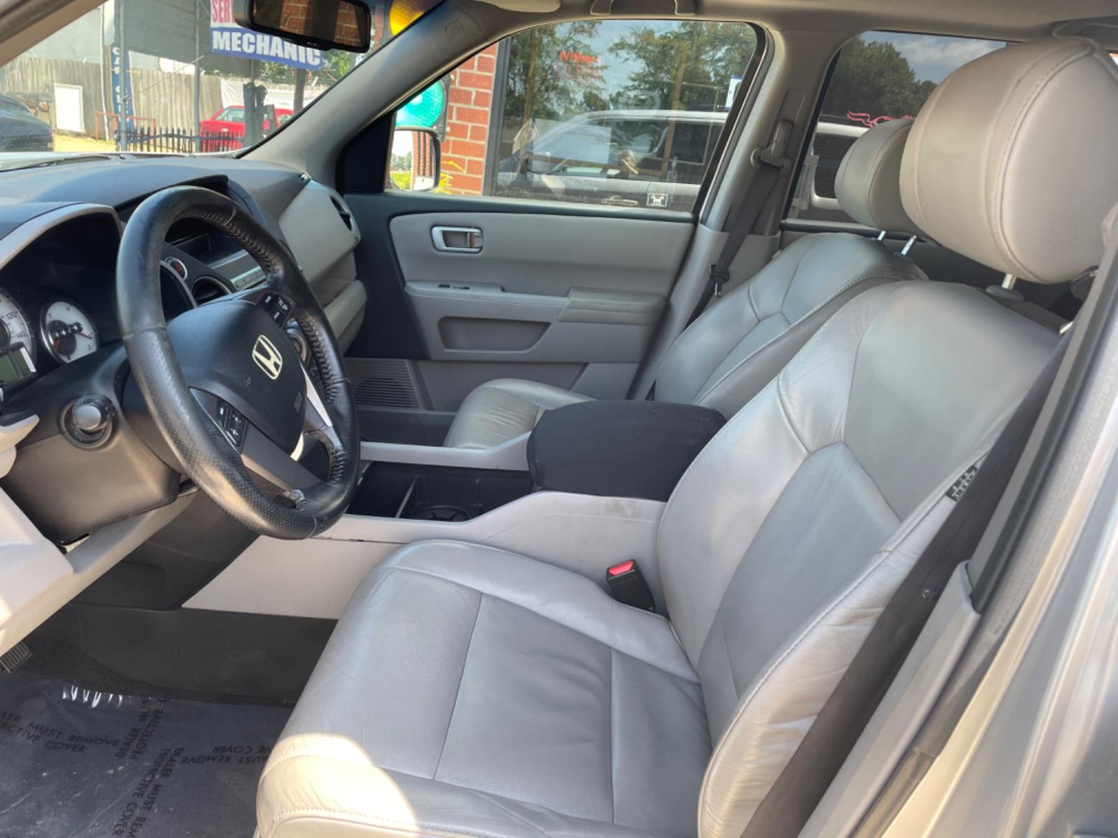 2011 Silver /Gray Honda Pilot EX-L 2WD 5-Spd AT (5FNYF3H59BB) with an 3.5L V6 SOHC 24V engine, 5-Speed Automatic transmission, located at 204 Hwy. 16 East, Carthage, MS, 39051, (601) 267-7277, 0.000000, 0.000000 - Photo #4