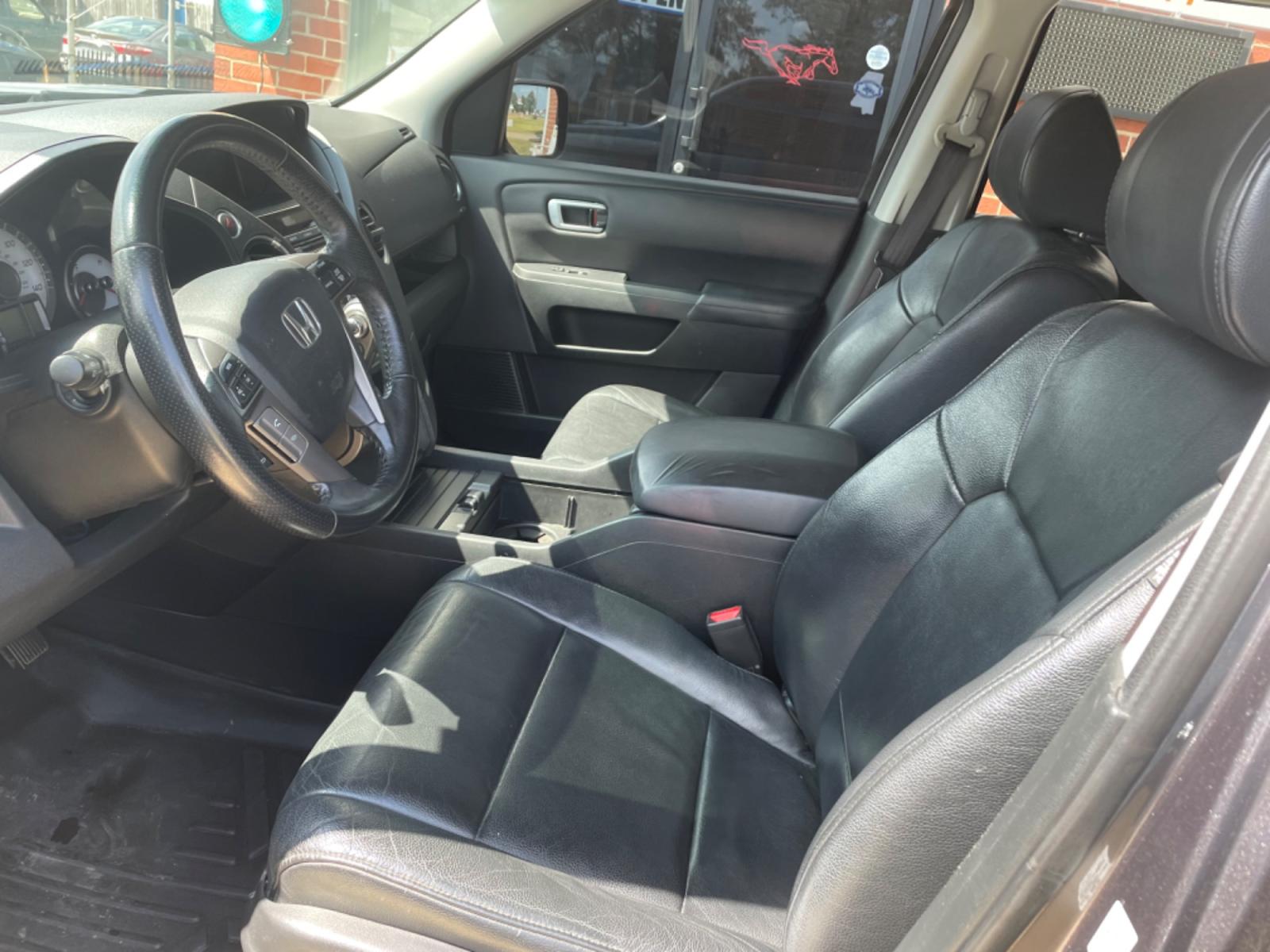 2014 Gray /Black Honda Pilot EX-L 2WD 5-Spd AT (5FNYF3H56EB) with an 3.5L V6 SOHC 24V engine, 5-Speed Automatic transmission, located at 204 Hwy. 16 East, Carthage, MS, 39051, (601) 267-7277, 0.000000, 0.000000 - Photo #4