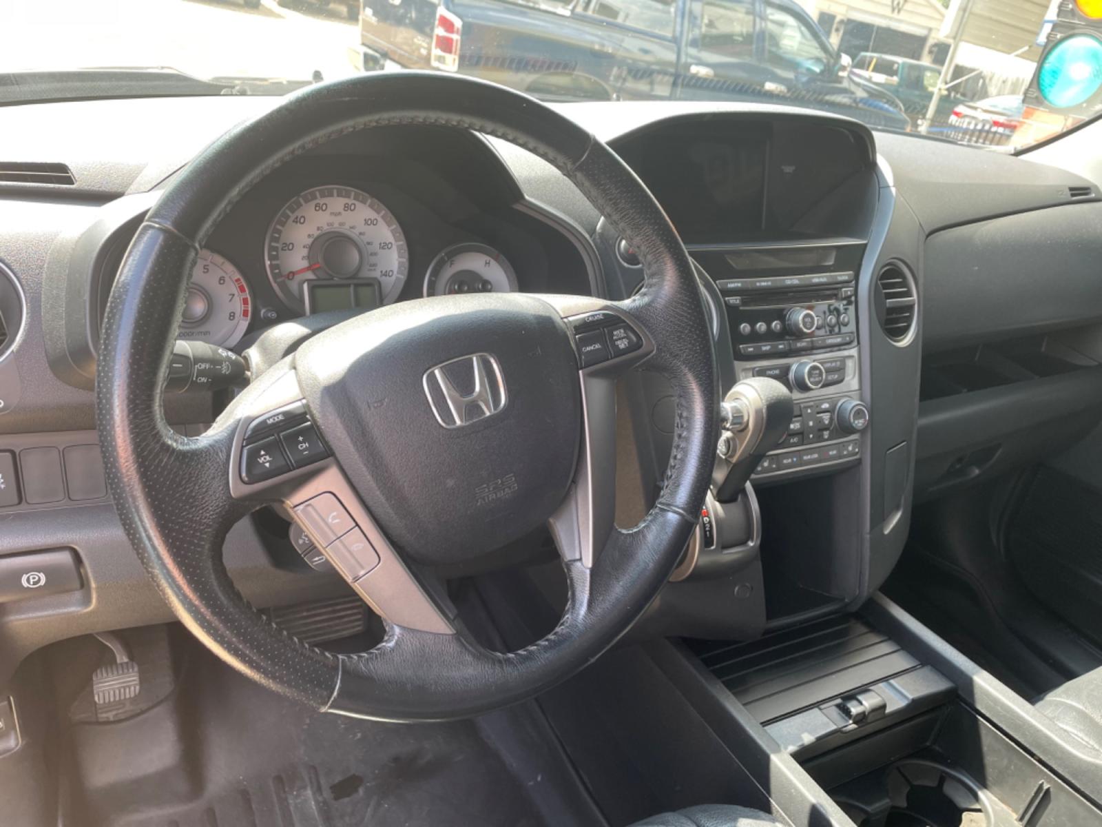 2014 Gray /Black Honda Pilot EX-L 2WD 5-Spd AT (5FNYF3H56EB) with an 3.5L V6 SOHC 24V engine, 5-Speed Automatic transmission, located at 204 Hwy. 16 East, Carthage, MS, 39051, (601) 267-7277, 0.000000, 0.000000 - Photo #5
