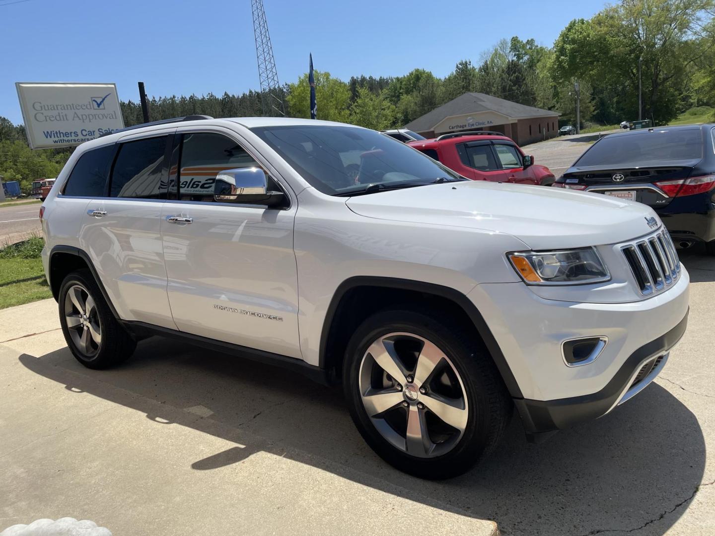 2016 White /Black Jeep Grand Cherokee Limited 2WD (1C4RJEBG2GC) with an 3.6L V6 DOHC 24V engine, 8A transmission, located at 204 Hwy. 16 East, Carthage, MS, 39051, (601) 267-7277, 0.000000, 0.000000 - Photo#1