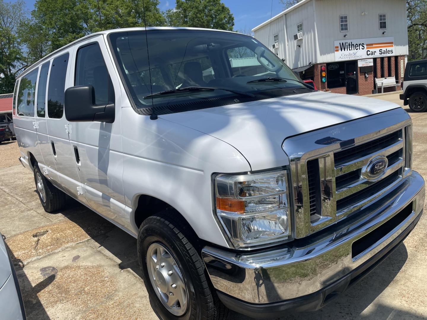 2012 White /Gray Ford E-Series Wagon E-350 XLT Super Duty Extended (1FBSS3BL0CD) with an 5.4L V8 SOHC 16V FFV engine, Auto transmission, located at 204 Hwy. 16 East, Carthage, MS, 39051, (601) 267-7277, 0.000000, 0.000000 - Photo#1