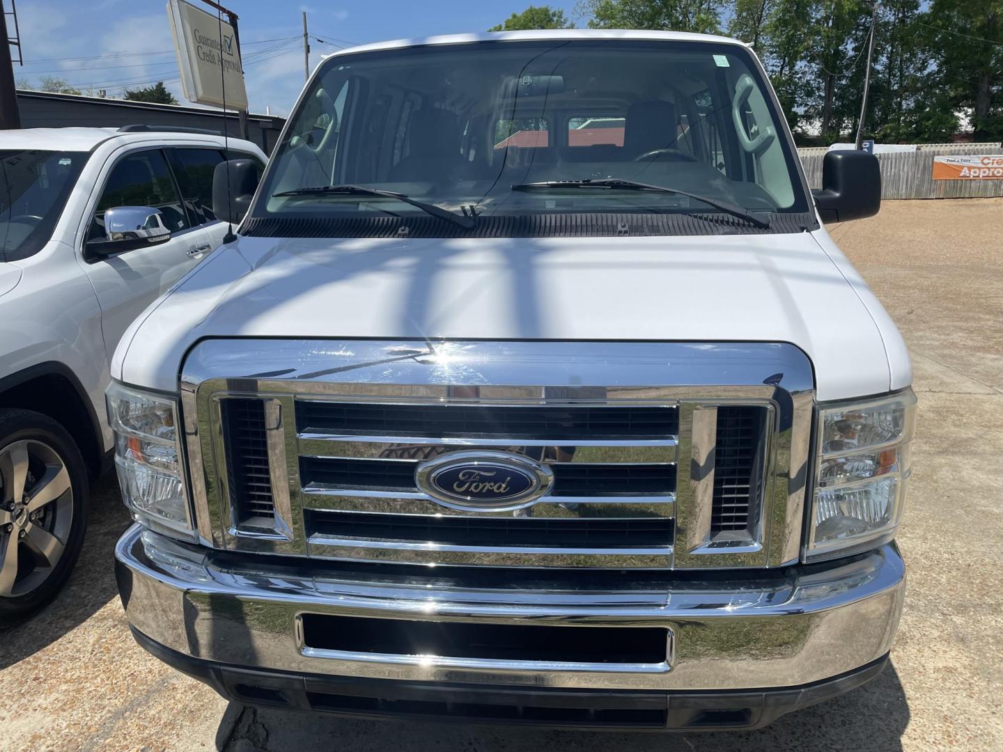 2012 White /Gray Ford E-Series Wagon E-350 XLT Super Duty Extended (1FBSS3BL0CD) with an 5.4L V8 SOHC 16V FFV engine, Auto transmission, located at 204 Hwy. 16 East, Carthage, MS, 39051, (601) 267-7277, 0.000000, 0.000000 - Photo#2