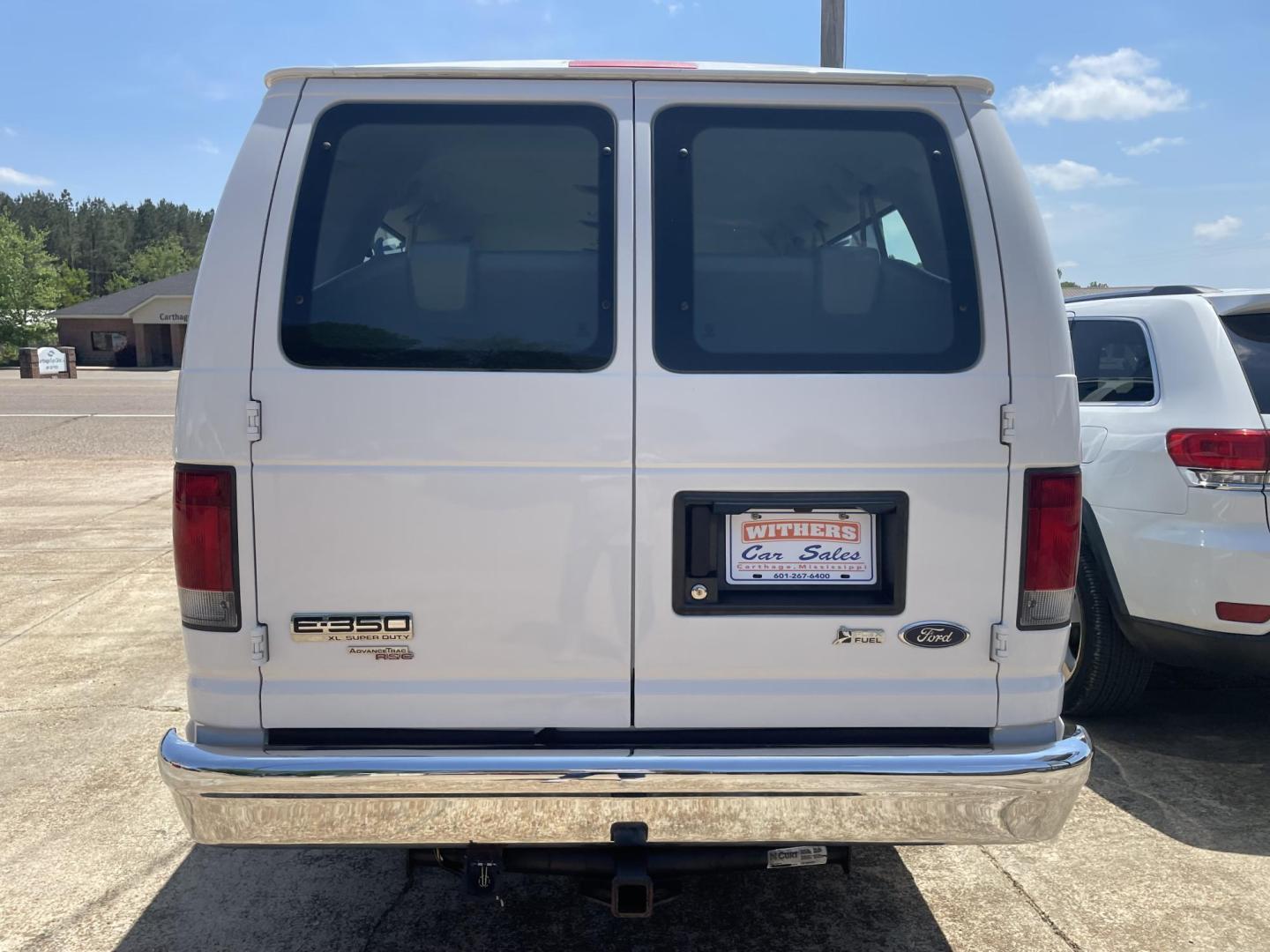 2012 White /Gray Ford E-Series Wagon E-350 XLT Super Duty Extended (1FBSS3BL0CD) with an 5.4L V8 SOHC 16V FFV engine, Auto transmission, located at 204 Hwy. 16 East, Carthage, MS, 39051, (601) 267-7277, 0.000000, 0.000000 - Photo#3