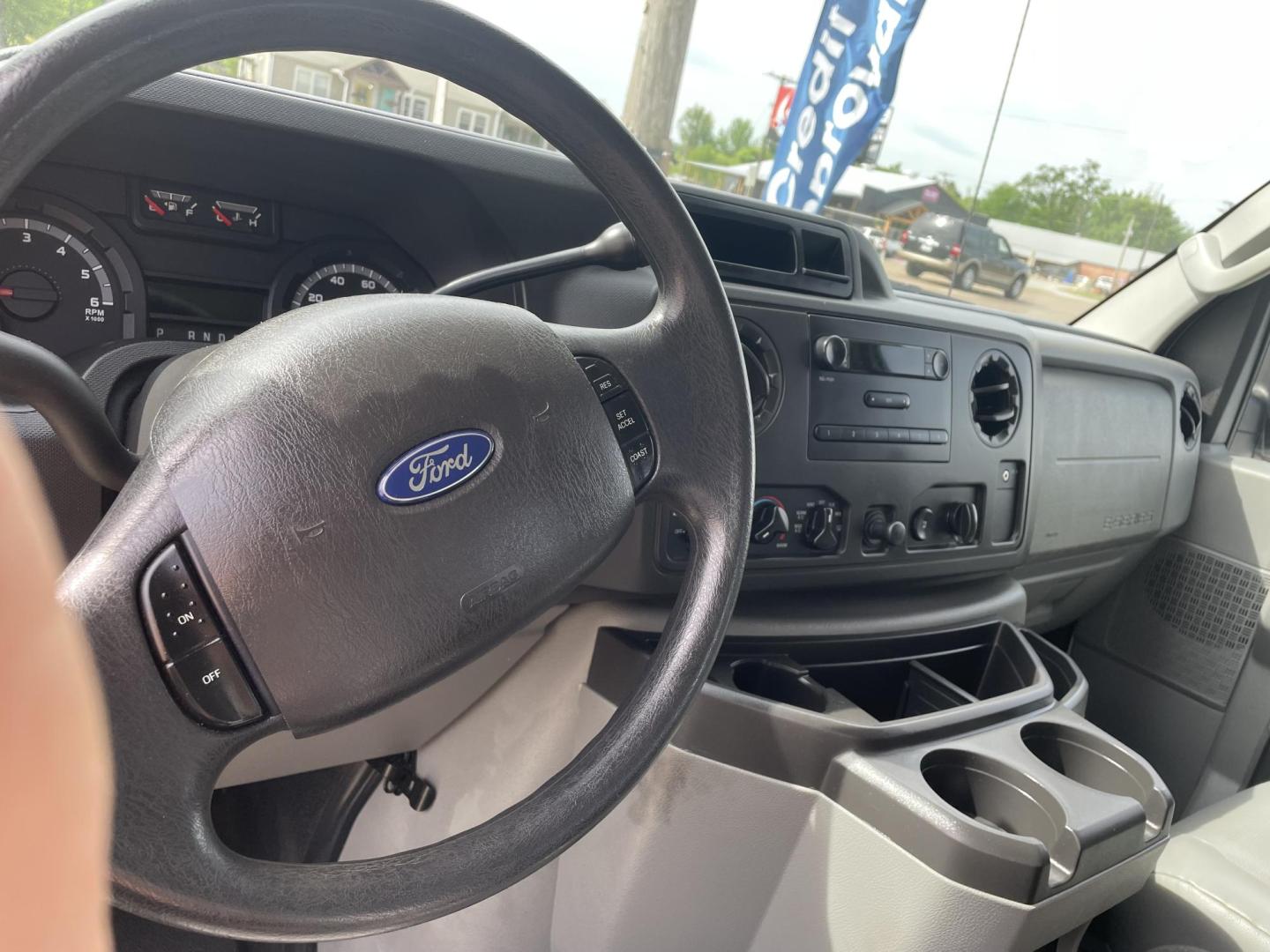 2012 White /Gray Ford E-Series Wagon E-350 XLT Super Duty Extended (1FBSS3BL0CD) with an 5.4L V8 SOHC 16V FFV engine, Auto transmission, located at 204 Hwy. 16 East, Carthage, MS, 39051, (601) 267-7277, 0.000000, 0.000000 - Photo#4