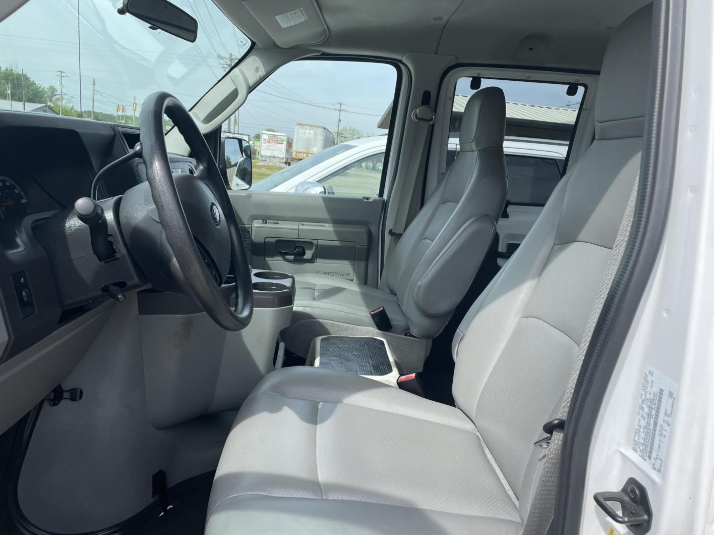 2012 White /Gray Ford E-Series Wagon E-350 XLT Super Duty Extended (1FBSS3BL0CD) with an 5.4L V8 SOHC 16V FFV engine, Auto transmission, located at 204 Hwy. 16 East, Carthage, MS, 39051, (601) 267-7277, 0.000000, 0.000000 - Photo#6