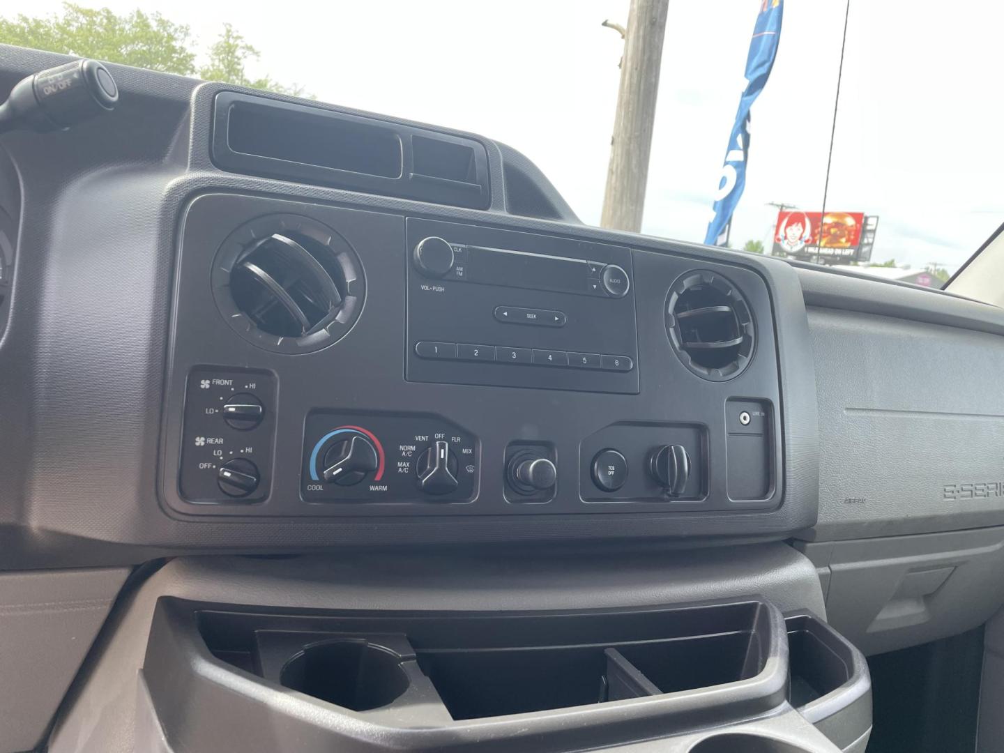 2012 White /Gray Ford E-Series Wagon E-350 XLT Super Duty Extended (1FBSS3BL0CD) with an 5.4L V8 SOHC 16V FFV engine, Auto transmission, located at 204 Hwy. 16 East, Carthage, MS, 39051, (601) 267-7277, 0.000000, 0.000000 - Photo#5