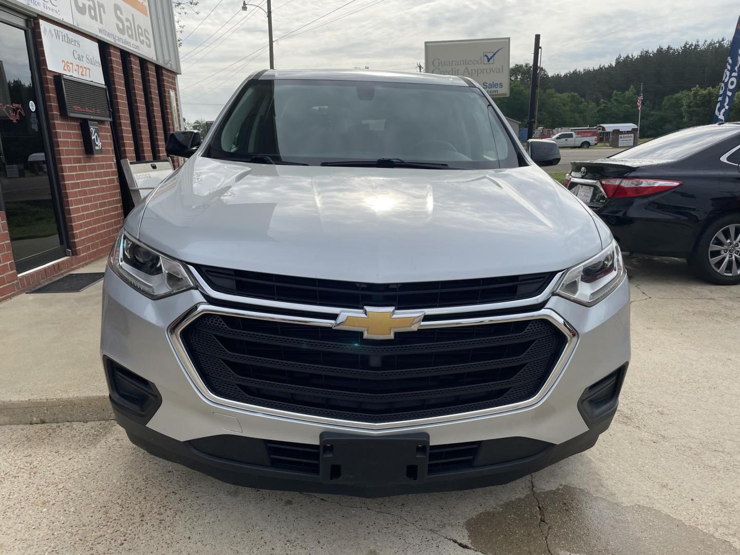 2019 SILVER /GRAY Chevrolet Traverse LS FL FWD (1GNERLKW4KJ) with an 3.6L V6 DOHC 24V engine, 9A transmission, located at 204 Hwy. 16 East, Carthage, MS, 39051, (601) 267-7277, 0.000000, 0.000000 - Photo#2