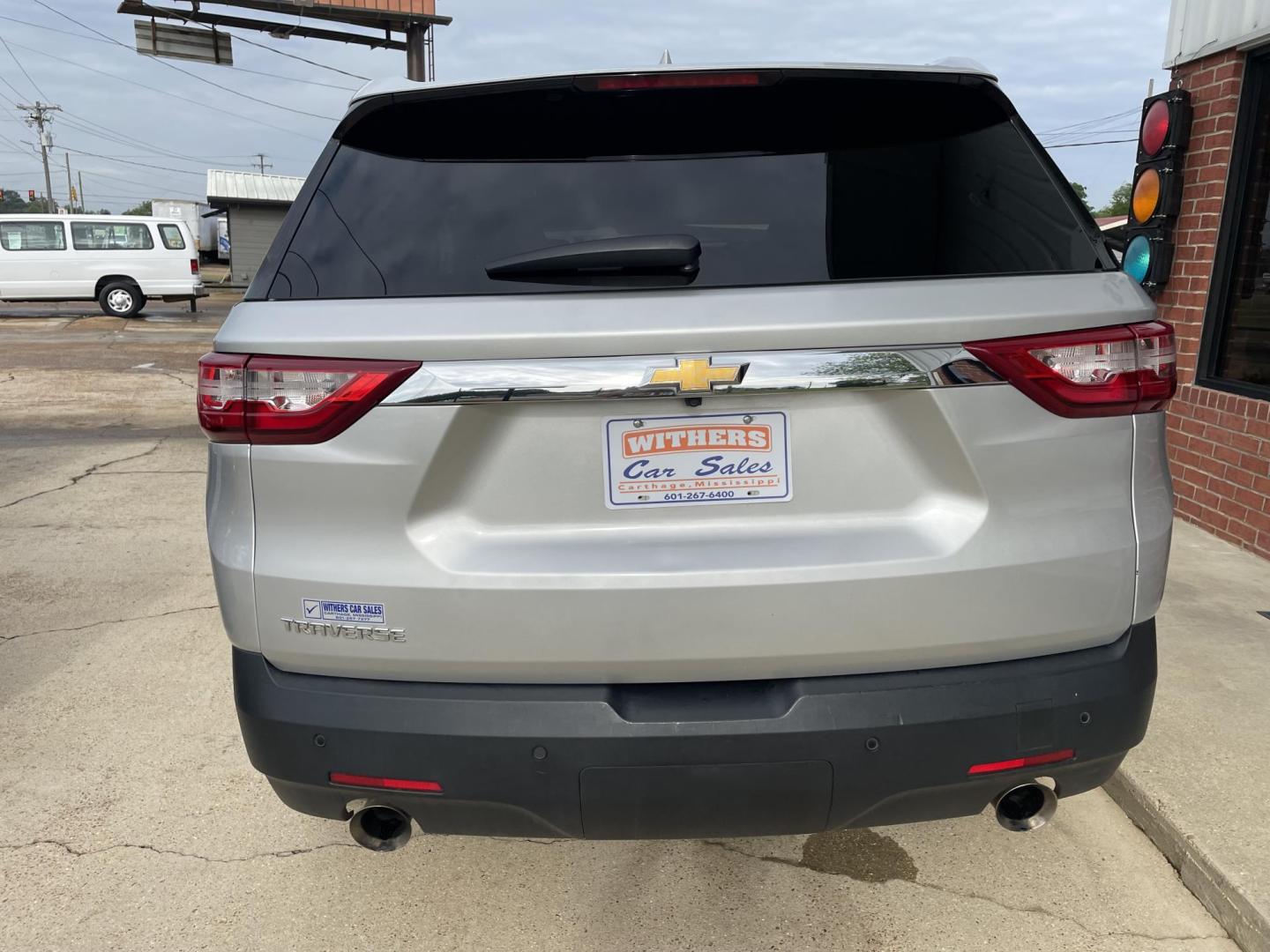 2019 SILVER /GRAY Chevrolet Traverse LS FL FWD (1GNERLKW4KJ) with an 3.6L V6 DOHC 24V engine, 9A transmission, located at 204 Hwy. 16 East, Carthage, MS, 39051, (601) 267-7277, 0.000000, 0.000000 - Photo#3