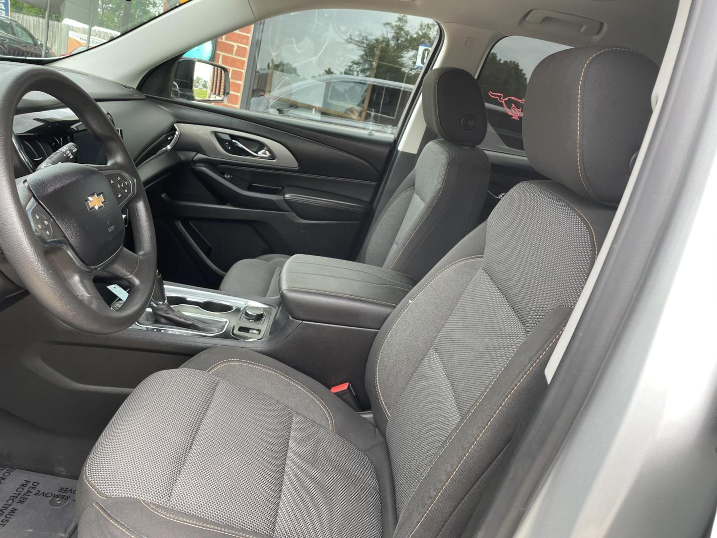 2019 SILVER /GRAY Chevrolet Traverse LS FL FWD (1GNERLKW4KJ) with an 3.6L V6 DOHC 24V engine, 9A transmission, located at 204 Hwy. 16 East, Carthage, MS, 39051, (601) 267-7277, 0.000000, 0.000000 - Photo#4
