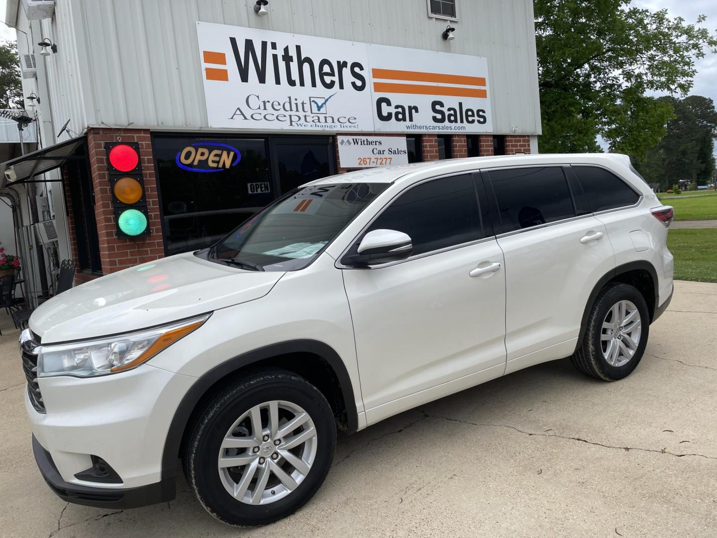 2015 White /Black Toyota Highlander LE FWD I4 (5TDZARFH4FS) with an 2.7L L4 DOHC 16V engine, 6-Speed Automatic transmission, located at 204 Hwy. 16 East, Carthage, MS, 39051, (601) 267-7277, 0.000000, 0.000000 - Photo#0