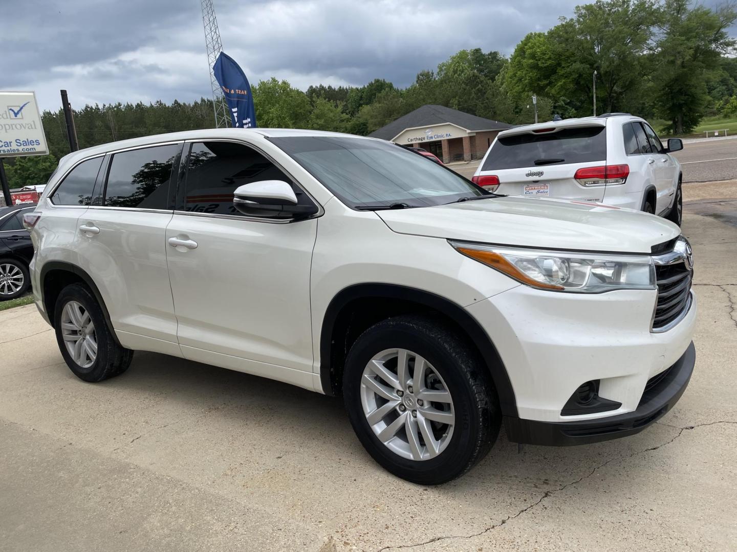 2015 White /Black Toyota Highlander LE FWD I4 (5TDZARFH4FS) with an 2.7L L4 DOHC 16V engine, 6-Speed Automatic transmission, located at 204 Hwy. 16 East, Carthage, MS, 39051, (601) 267-7277, 0.000000, 0.000000 - Photo#1