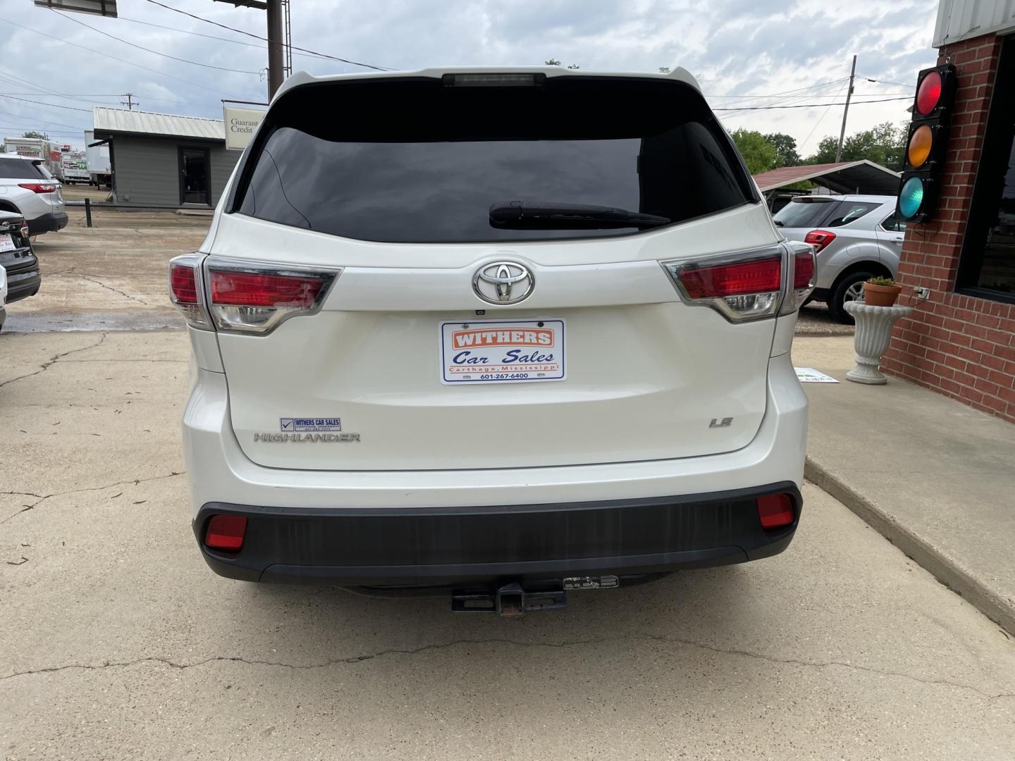 2015 White /Black Toyota Highlander LE FWD I4 (5TDZARFH4FS) with an 2.7L L4 DOHC 16V engine, 6-Speed Automatic transmission, located at 204 Hwy. 16 East, Carthage, MS, 39051, (601) 267-7277, 0.000000, 0.000000 - Photo#3
