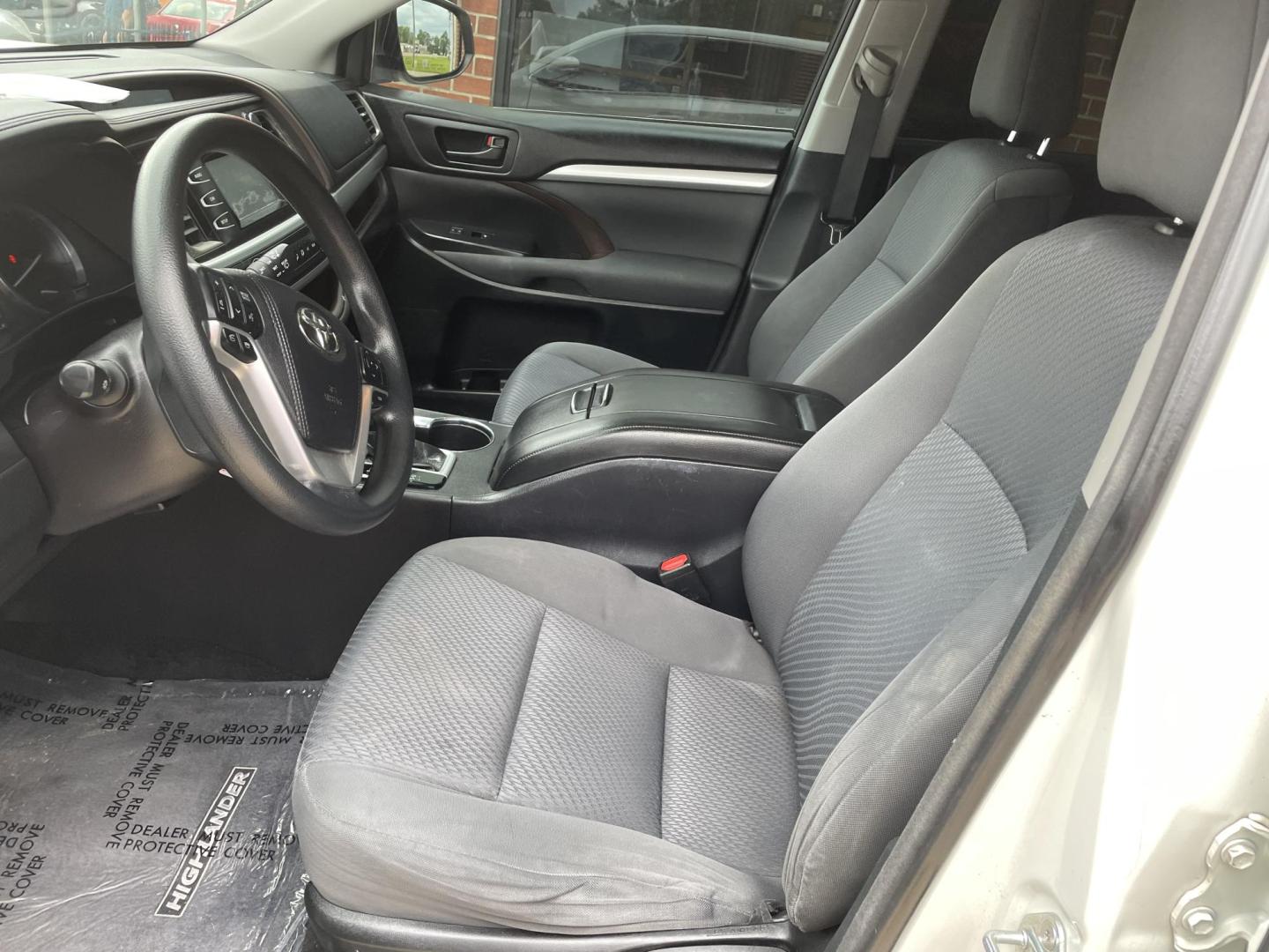 2015 White /Black Toyota Highlander LE FWD I4 (5TDZARFH4FS) with an 2.7L L4 DOHC 16V engine, 6-Speed Automatic transmission, located at 204 Hwy. 16 East, Carthage, MS, 39051, (601) 267-7277, 0.000000, 0.000000 - Photo#4