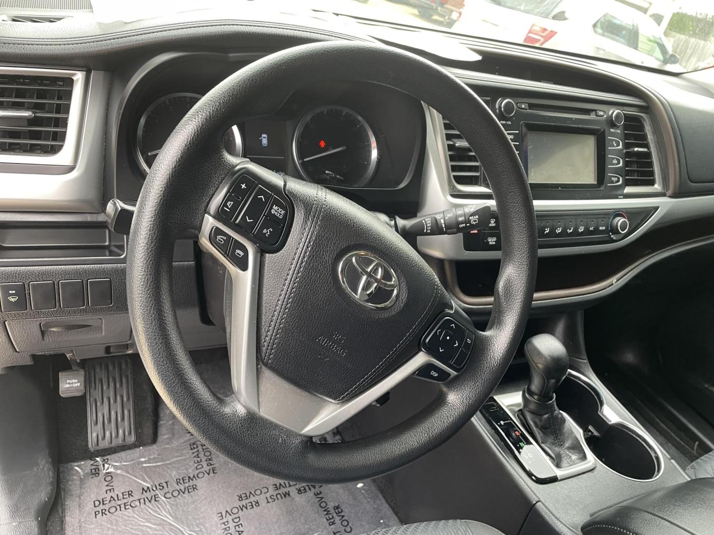 2015 White /Black Toyota Highlander LE FWD I4 (5TDZARFH4FS) with an 2.7L L4 DOHC 16V engine, 6-Speed Automatic transmission, located at 204 Hwy. 16 East, Carthage, MS, 39051, (601) 267-7277, 0.000000, 0.000000 - Photo#5