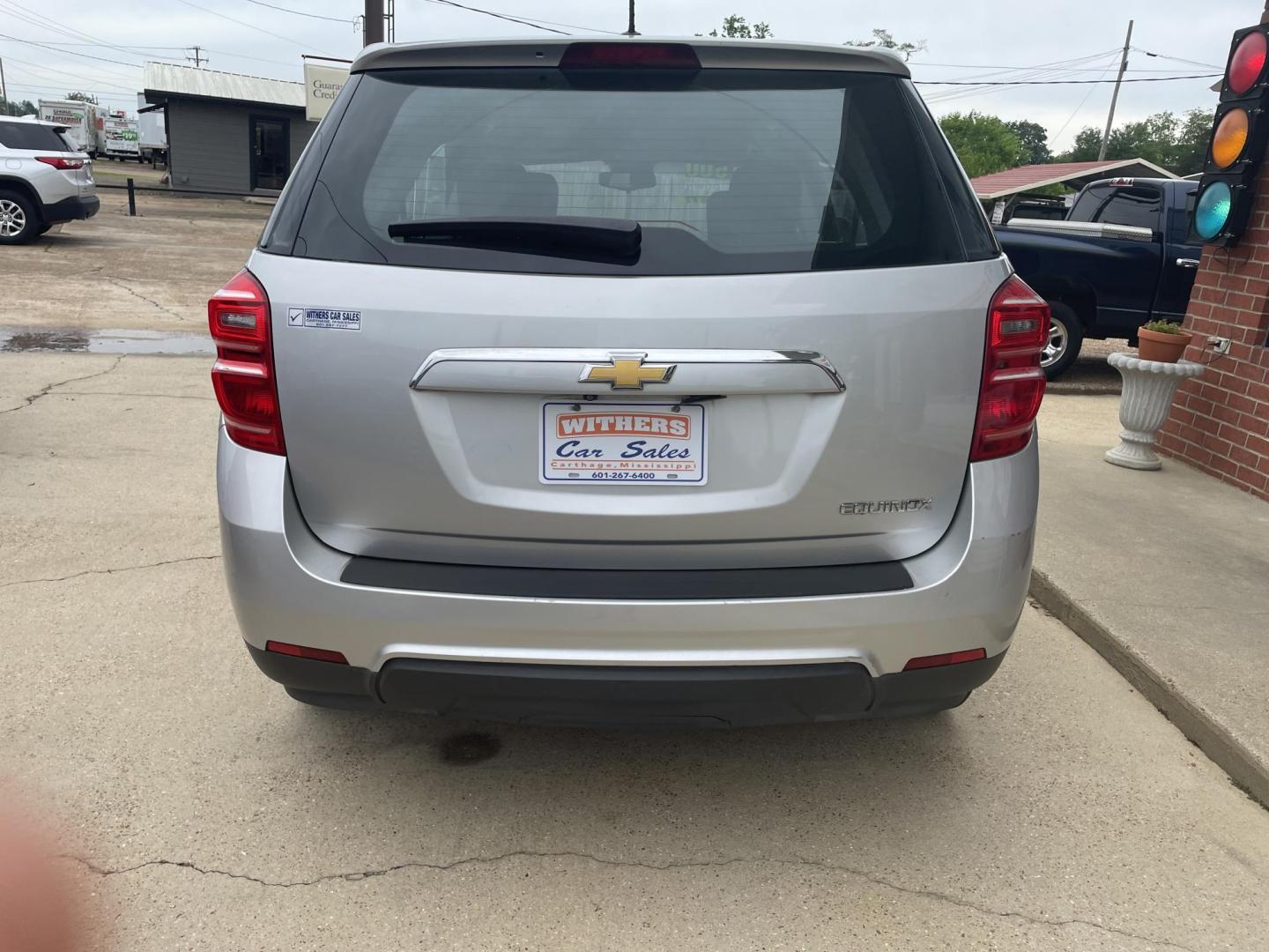 2016 Silver /Black Chevrolet Equinox LS 2WD (2GNALBEK7G1) with an 2.4L L4 DOHC 16V FFV engine, 6A transmission, located at 204 Hwy. 16 East, Carthage, MS, 39051, (601) 267-7277, 0.000000, 0.000000 - Photo#3