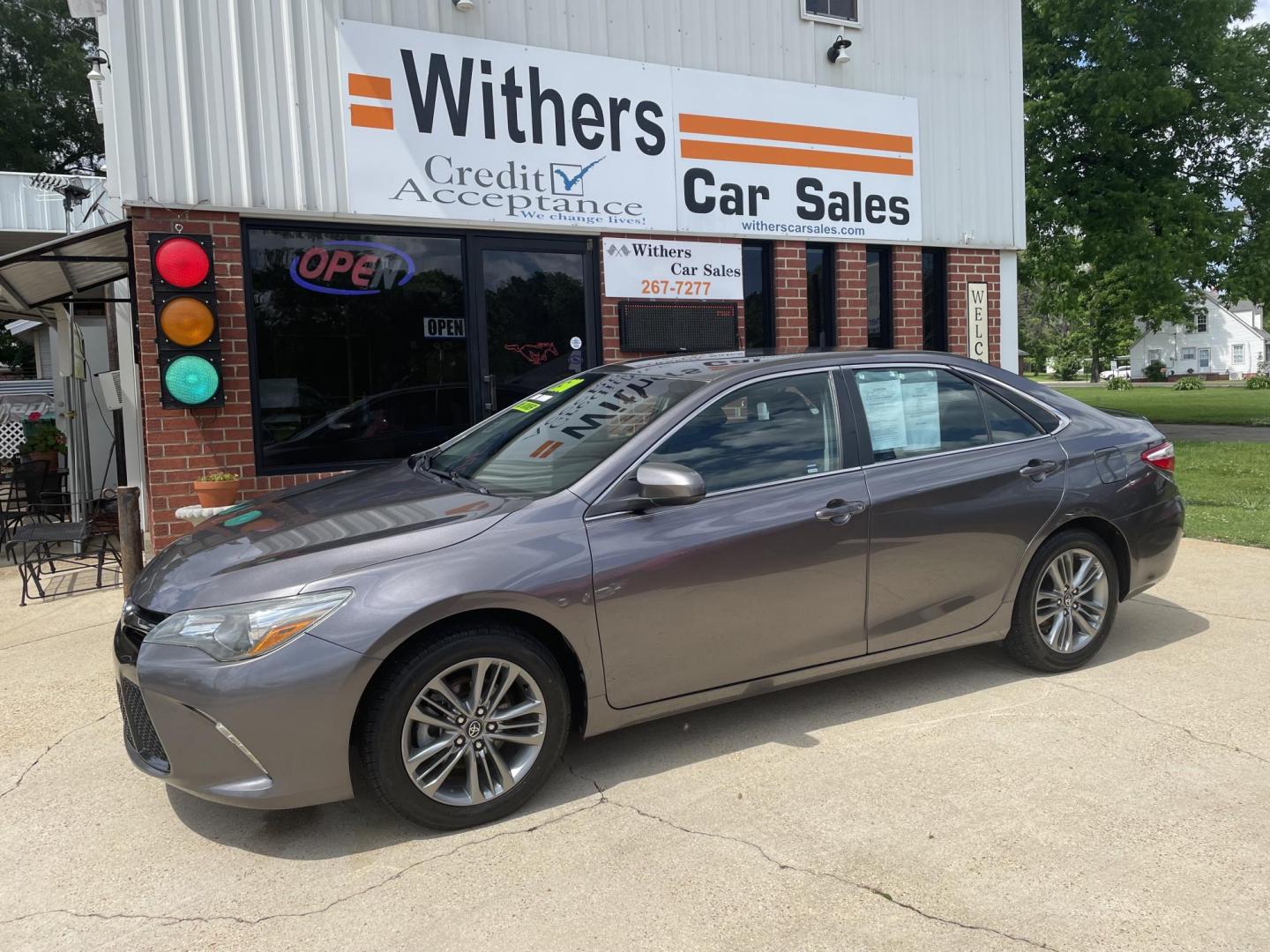 2017 Gray /Black Toyota Camry SE (4T1BF1FK9HU) with an 2.5L L4 DOHC 16V engine, 6A transmission, located at 204 Hwy. 16 East, Carthage, MS, 39051, (601) 267-7277, 0.000000, 0.000000 - Photo#0