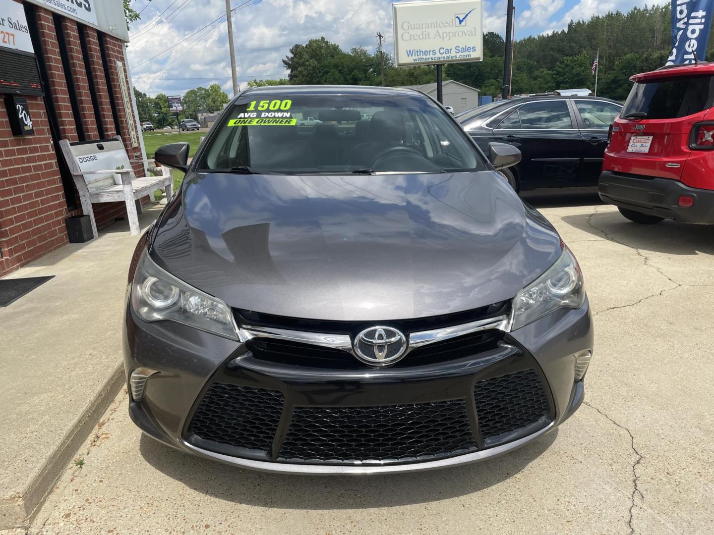 2017 Gray /Black Toyota Camry SE (4T1BF1FK9HU) with an 2.5L L4 DOHC 16V engine, 6A transmission, located at 204 Hwy. 16 East, Carthage, MS, 39051, (601) 267-7277, 0.000000, 0.000000 - Photo#2