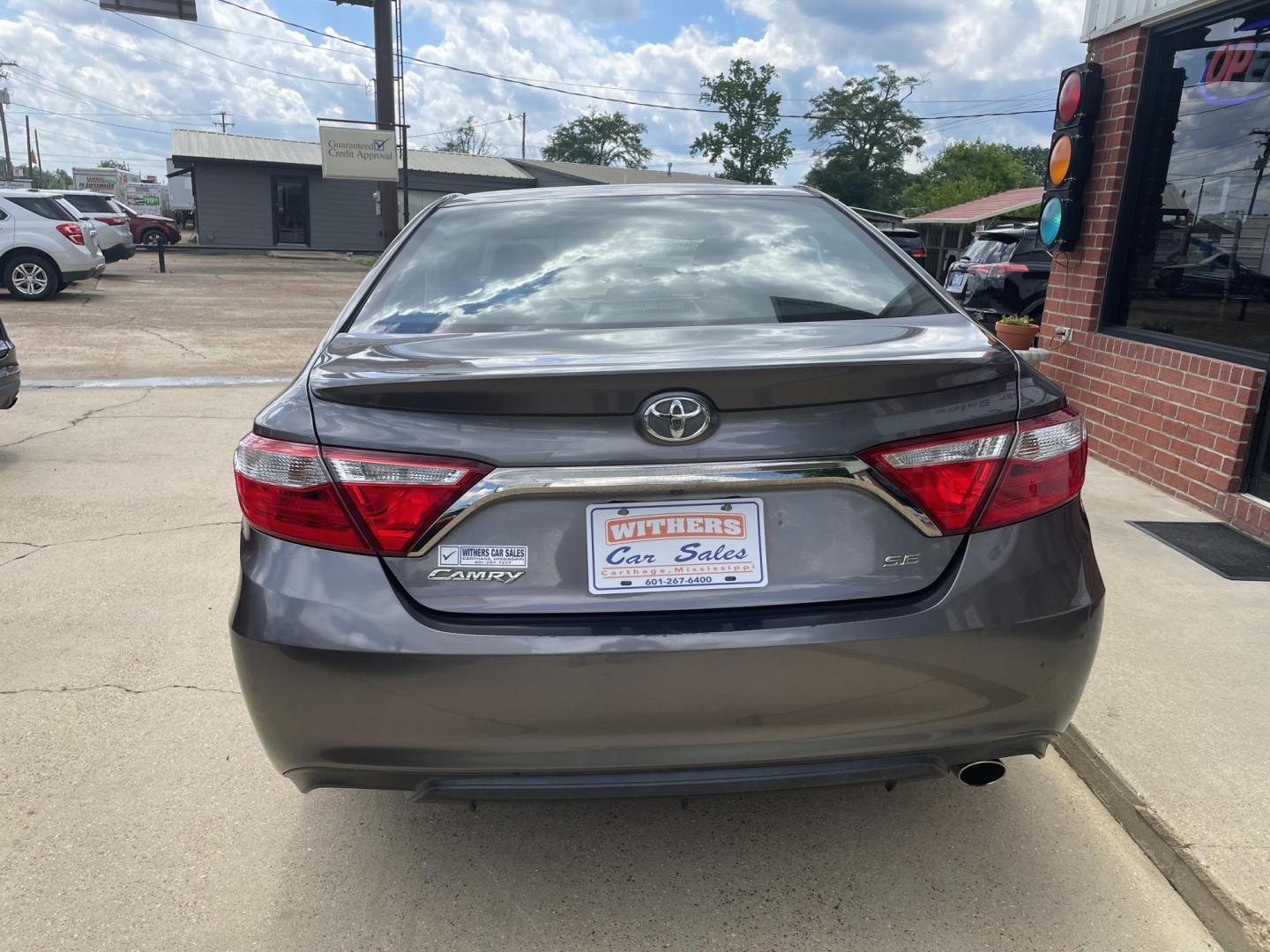 2017 Gray /Black Toyota Camry SE (4T1BF1FK9HU) with an 2.5L L4 DOHC 16V engine, 6A transmission, located at 204 Hwy. 16 East, Carthage, MS, 39051, (601) 267-7277, 0.000000, 0.000000 - Photo#3