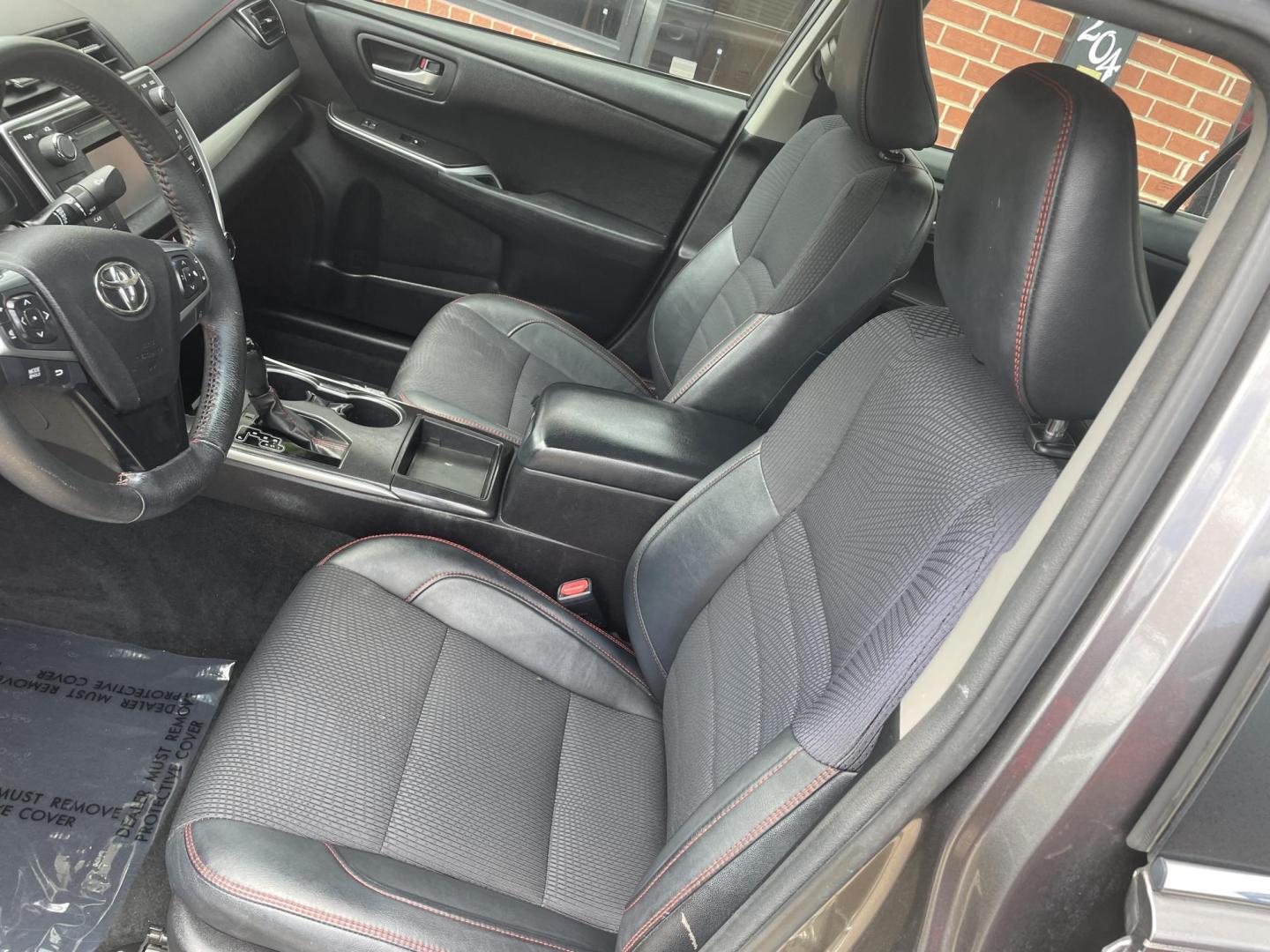 2017 Gray /Black Toyota Camry SE (4T1BF1FK9HU) with an 2.5L L4 DOHC 16V engine, 6A transmission, located at 204 Hwy. 16 East, Carthage, MS, 39051, (601) 267-7277, 0.000000, 0.000000 - Photo#4