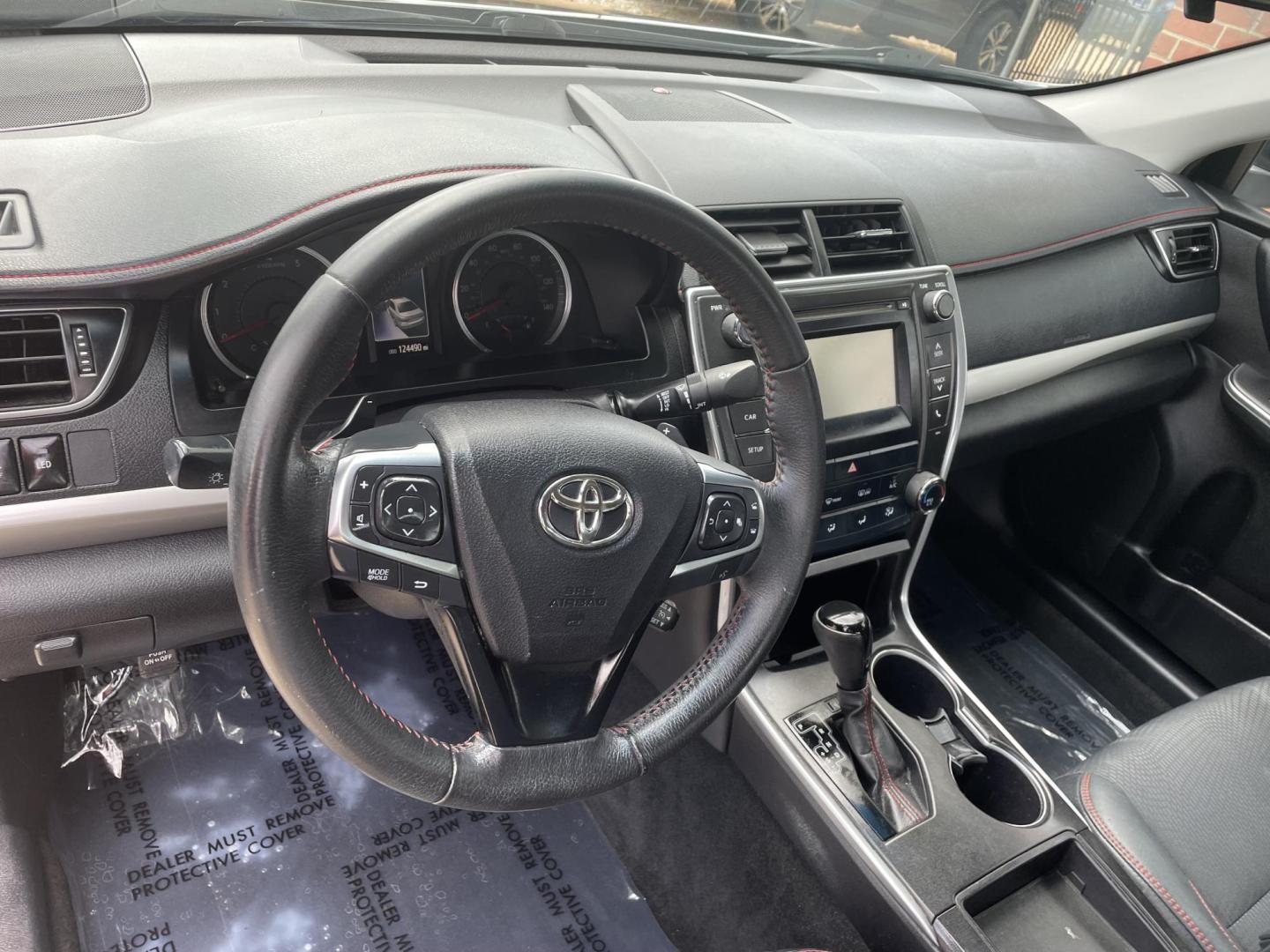 2017 Gray /Black Toyota Camry SE (4T1BF1FK9HU) with an 2.5L L4 DOHC 16V engine, 6A transmission, located at 204 Hwy. 16 East, Carthage, MS, 39051, (601) 267-7277, 0.000000, 0.000000 - Photo#5