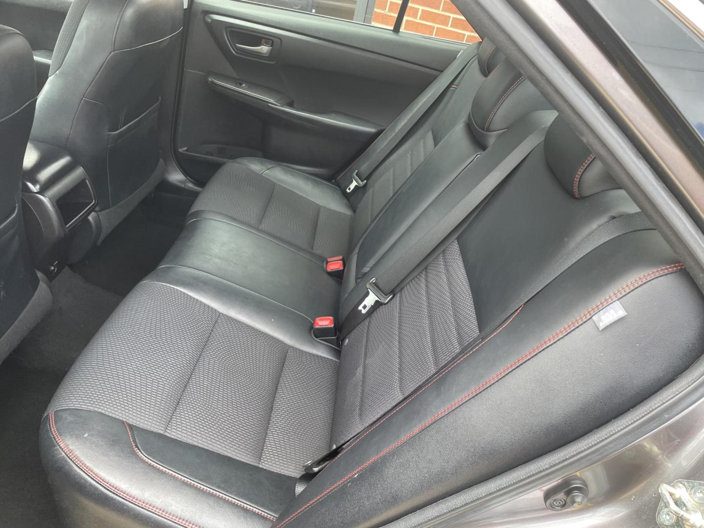 2017 Gray /Black Toyota Camry SE (4T1BF1FK9HU) with an 2.5L L4 DOHC 16V engine, 6A transmission, located at 204 Hwy. 16 East, Carthage, MS, 39051, (601) 267-7277, 0.000000, 0.000000 - Photo#6