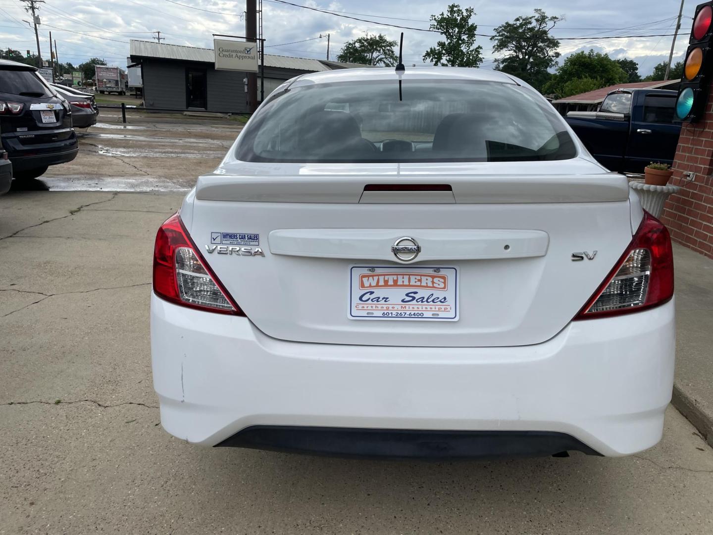 2017 White /Gray Nissan Versa 1.6 S 4A (3N1CN7AP5HL) with an 1.6L L4 DOHC 16V engine, 4A transmission, located at 204 Hwy. 16 East, Carthage, MS, 39051, (601) 267-7277, 0.000000, 0.000000 - Photo#3