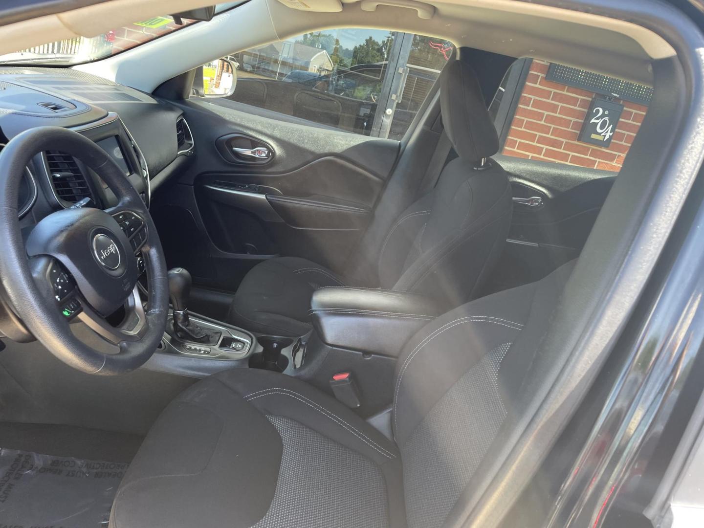 2019 Black /Black Jeep Cherokee Latitude FWD (1C4PJLCB6KD) with an 2.4L L4 DOHC 16V engine, 9A transmission, located at 204 Hwy. 16 East, Carthage, MS, 39051, (601) 267-7277, 0.000000, 0.000000 - Photo#4