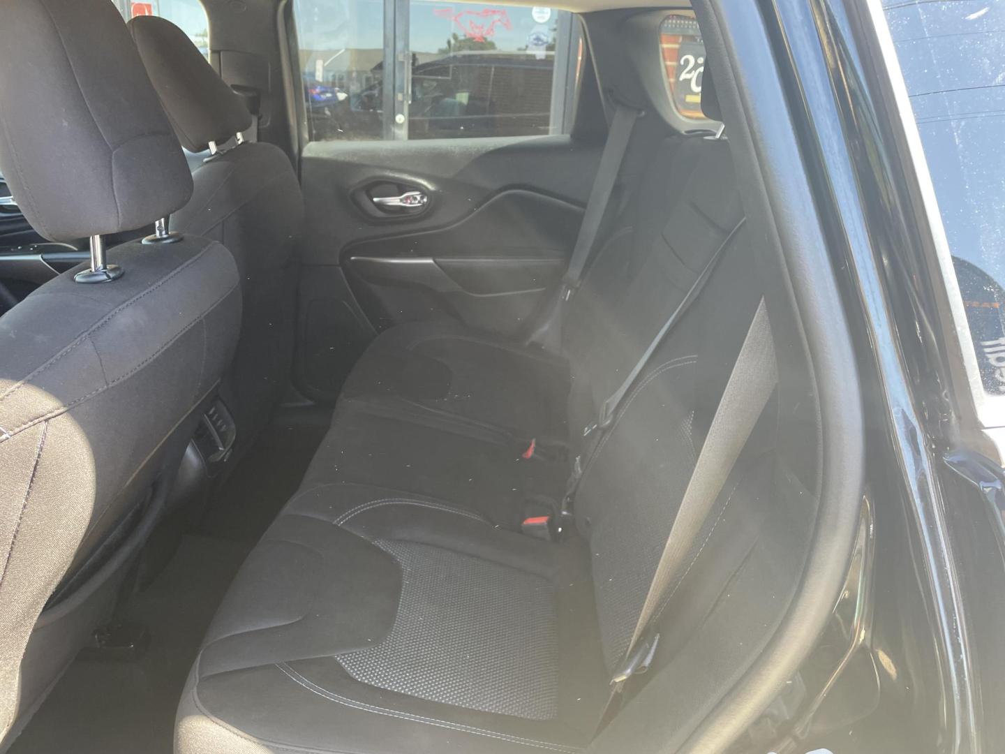 2019 Black /Black Jeep Cherokee Latitude FWD (1C4PJLCB6KD) with an 2.4L L4 DOHC 16V engine, 9A transmission, located at 204 Hwy. 16 East, Carthage, MS, 39051, (601) 267-7277, 0.000000, 0.000000 - Photo#6