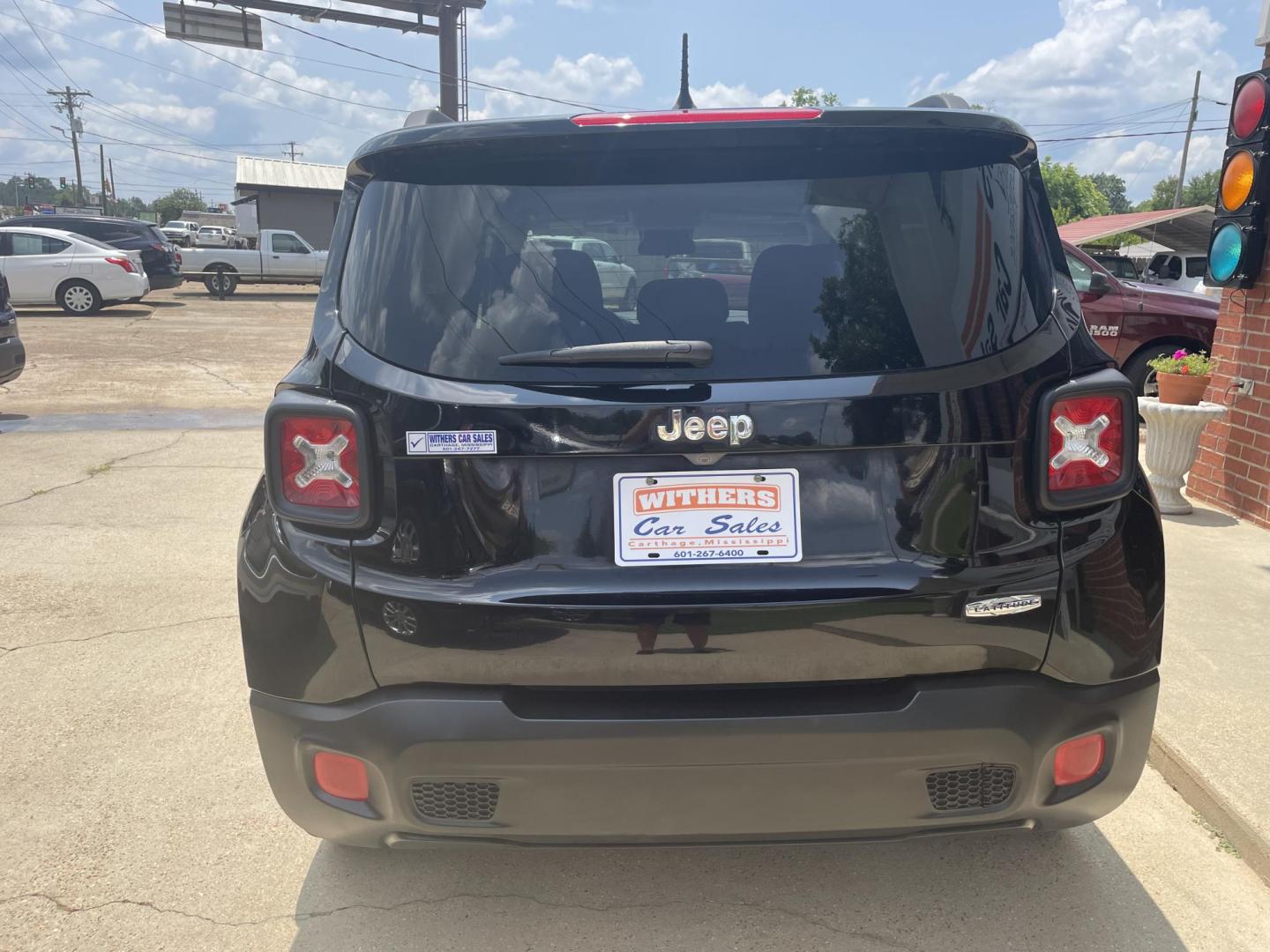 2016 Black /Black Jeep Renegade Latitude FWD (ZACCJABT7GP) with an 2.4L L4 DOHC 16V engine, 6M transmission, located at 204 Hwy. 16 East, Carthage, MS, 39051, (601) 267-7277, 0.000000, 0.000000 - Photo#3