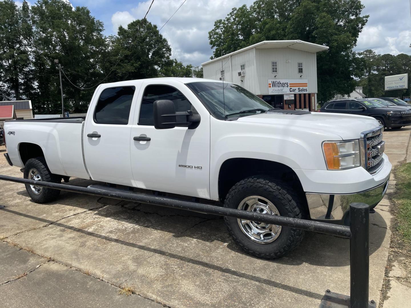 2014 White /Gray GMC Sierra 2500HD Work Truck Crew Cab 4WD (1GT12ZCG7EF) with an 6.0L V8 OHV 16V FFV engine, 6-Speed Automatic transmission, located at 204 Hwy. 16 East, Carthage, MS, 39051, (601) 267-7277, 0.000000, 0.000000 - Photo#1