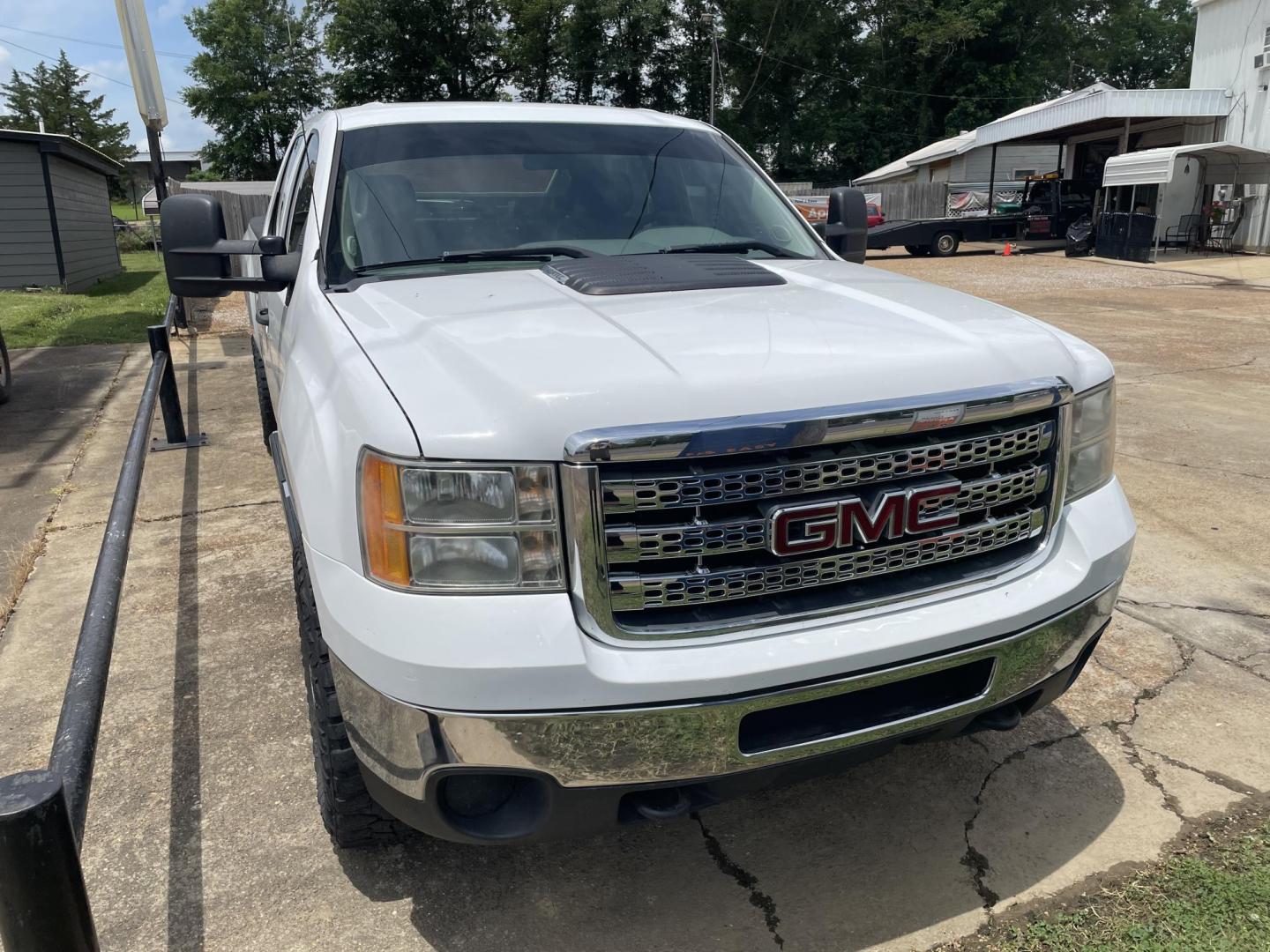 2014 White /Gray GMC Sierra 2500HD Work Truck Crew Cab 4WD (1GT12ZCG7EF) with an 6.0L V8 OHV 16V FFV engine, 6-Speed Automatic transmission, located at 204 Hwy. 16 East, Carthage, MS, 39051, (601) 267-7277, 0.000000, 0.000000 - Photo#2