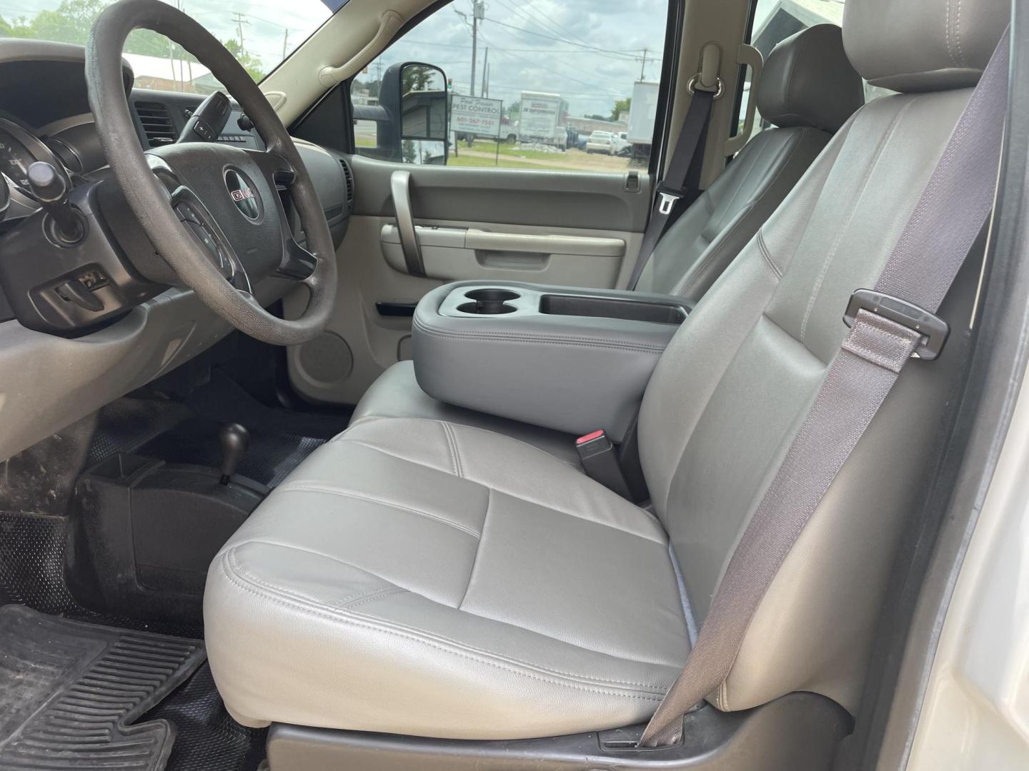 2014 White /Gray GMC Sierra 2500HD Work Truck Crew Cab 4WD (1GT12ZCG7EF) with an 6.0L V8 OHV 16V FFV engine, 6-Speed Automatic transmission, located at 204 Hwy. 16 East, Carthage, MS, 39051, (601) 267-7277, 0.000000, 0.000000 - Photo#6