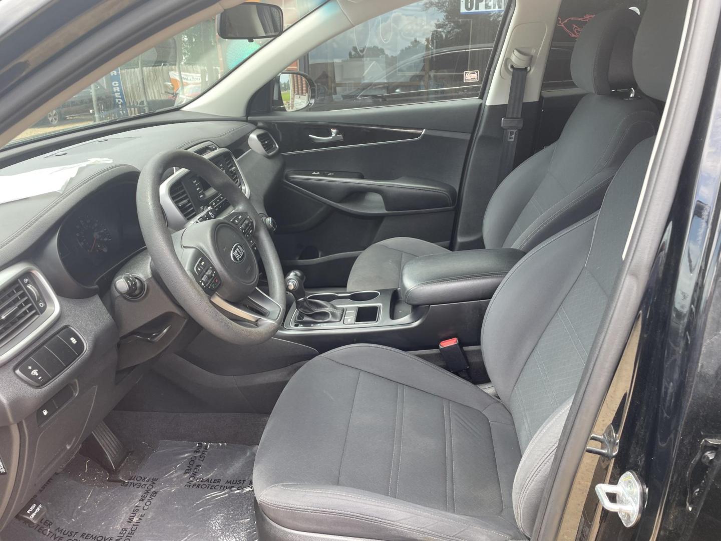 2016 Black /Black Kia Sorento LX 2WD (5XYPG4A31GG) with an 2.4L L4 DOHC 16V engine, 6-Speed Automatic transmission, located at 204 Hwy. 16 East, Carthage, MS, 39051, (601) 267-7277, 0.000000, 0.000000 - Photo#6