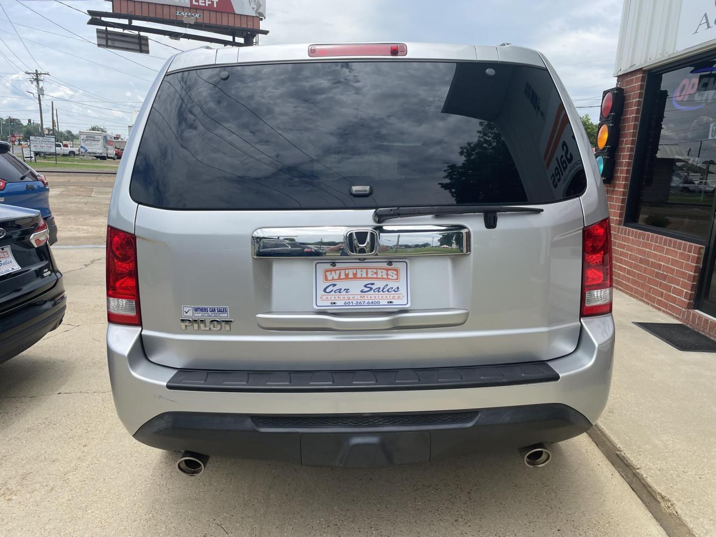 2015 Silver /Black Honda Pilot EX-L 2WD 5-Spd AT with DVD (5FNYF3H64FB) with an 3.5L V6 SOHC 24V engine, 5A transmission, located at 204 Hwy. 16 East, Carthage, MS, 39051, (601) 267-7277, 0.000000, 0.000000 - Photo#3