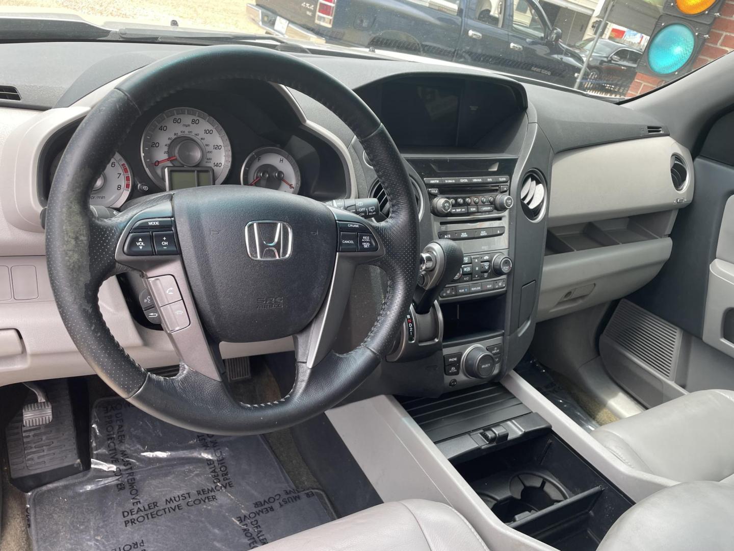 2015 Silver /Black Honda Pilot EX-L 2WD 5-Spd AT with DVD (5FNYF3H64FB) with an 3.5L V6 SOHC 24V engine, 5A transmission, located at 204 Hwy. 16 East, Carthage, MS, 39051, (601) 267-7277, 0.000000, 0.000000 - Photo#5