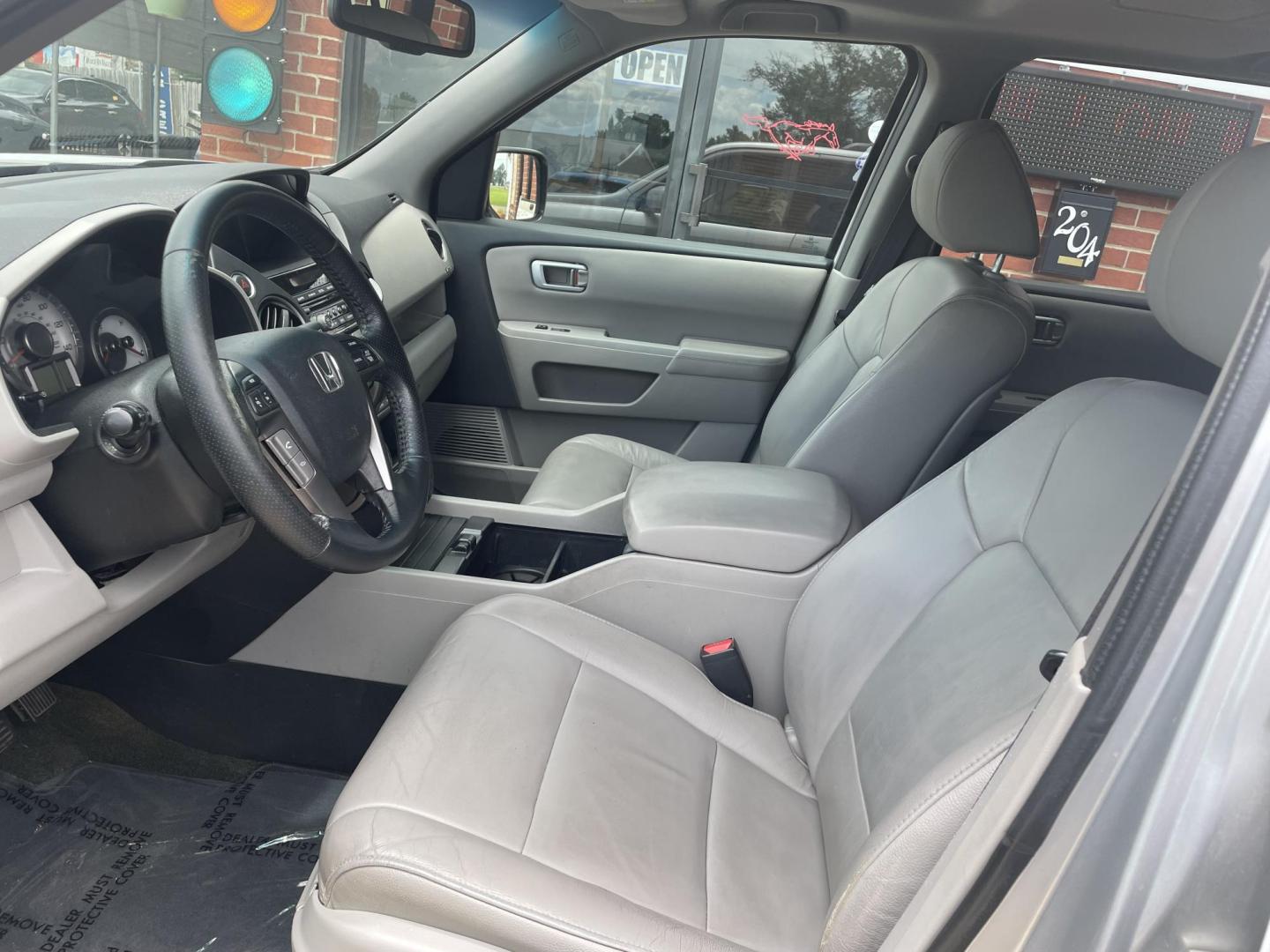 2015 Silver /Black Honda Pilot EX-L 2WD 5-Spd AT with DVD (5FNYF3H64FB) with an 3.5L V6 SOHC 24V engine, 5A transmission, located at 204 Hwy. 16 East, Carthage, MS, 39051, (601) 267-7277, 0.000000, 0.000000 - Photo#4