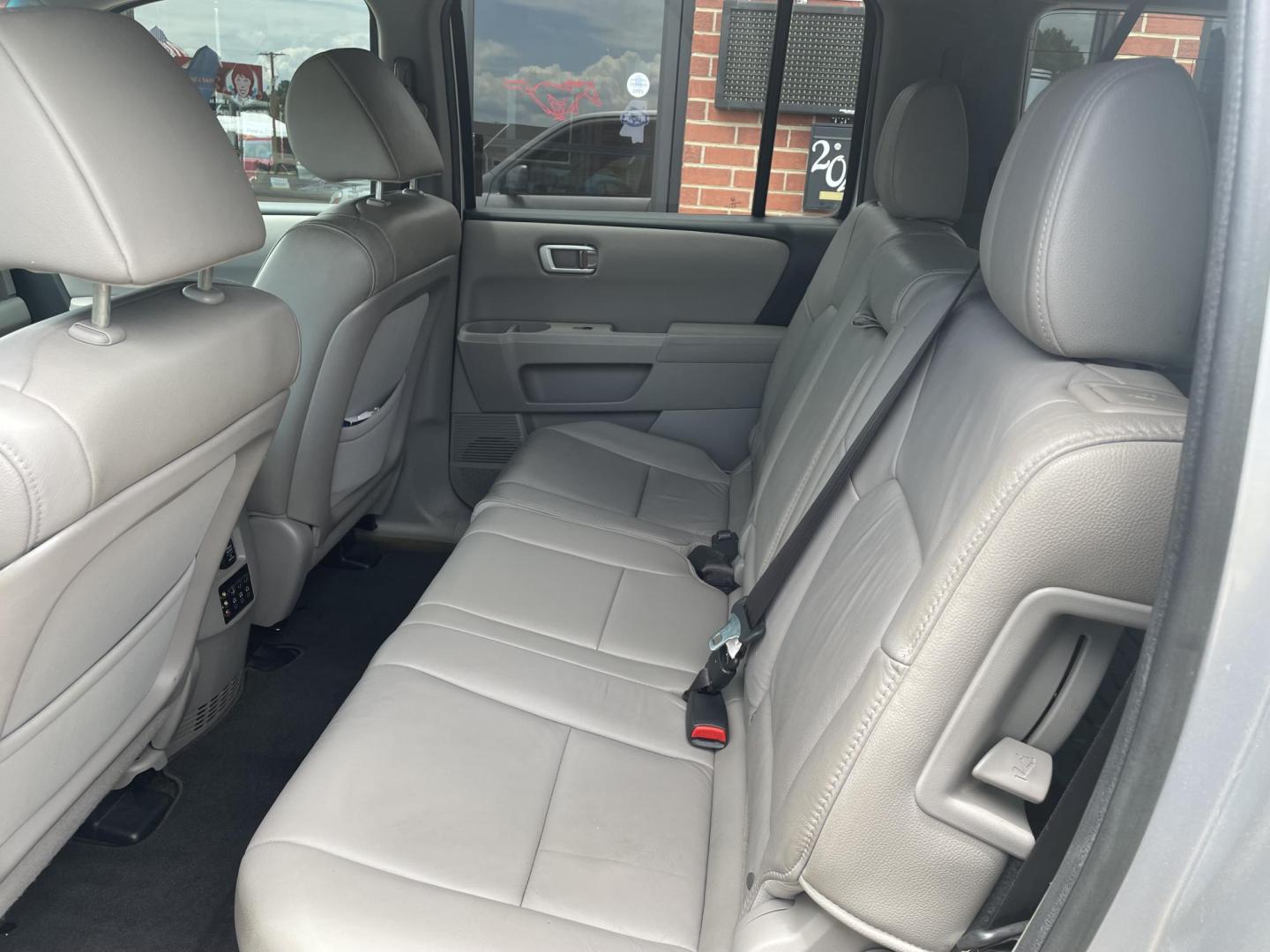 2015 Silver /Black Honda Pilot EX-L 2WD 5-Spd AT with DVD (5FNYF3H64FB) with an 3.5L V6 SOHC 24V engine, 5A transmission, located at 204 Hwy. 16 East, Carthage, MS, 39051, (601) 267-7277, 0.000000, 0.000000 - Photo#6