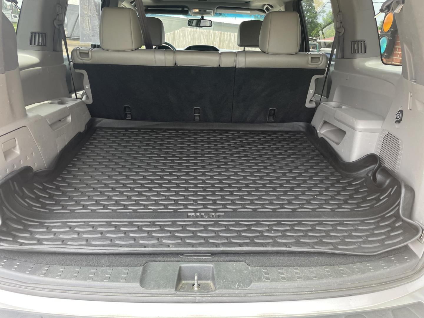 2015 Silver /Black Honda Pilot EX-L 2WD 5-Spd AT with DVD (5FNYF3H64FB) with an 3.5L V6 SOHC 24V engine, 5A transmission, located at 204 Hwy. 16 East, Carthage, MS, 39051, (601) 267-7277, 0.000000, 0.000000 - Photo#7
