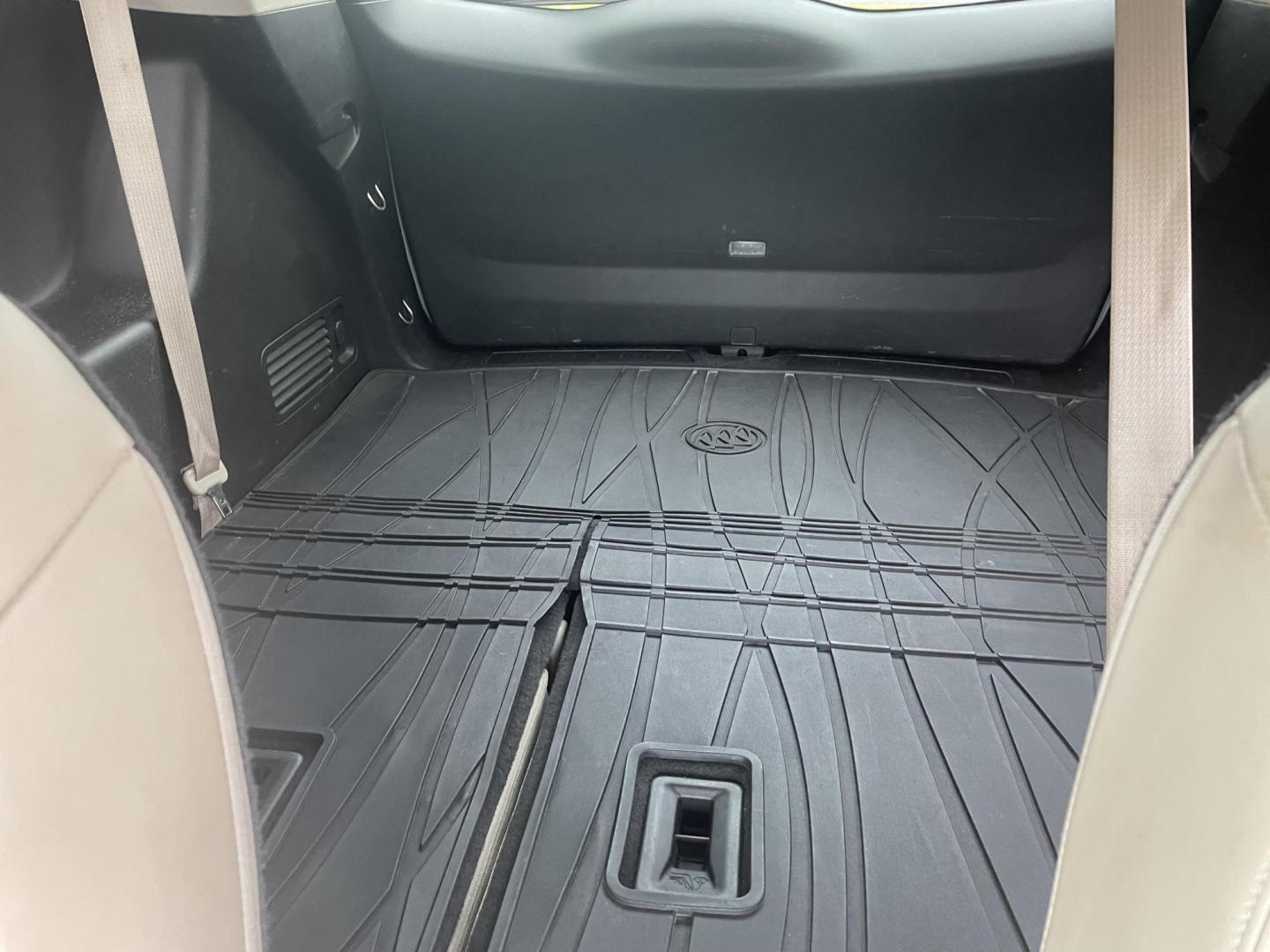 2018 Silver /Tan leather Buick Enclave Essence FWD (5GAERBKW3JJ) with an 3.6L V6 DOHC 24V engine, 9A transmission, located at 204 Hwy. 16 East, Carthage, MS, 39051, (601) 267-7277, 0.000000, 0.000000 - Photo#7