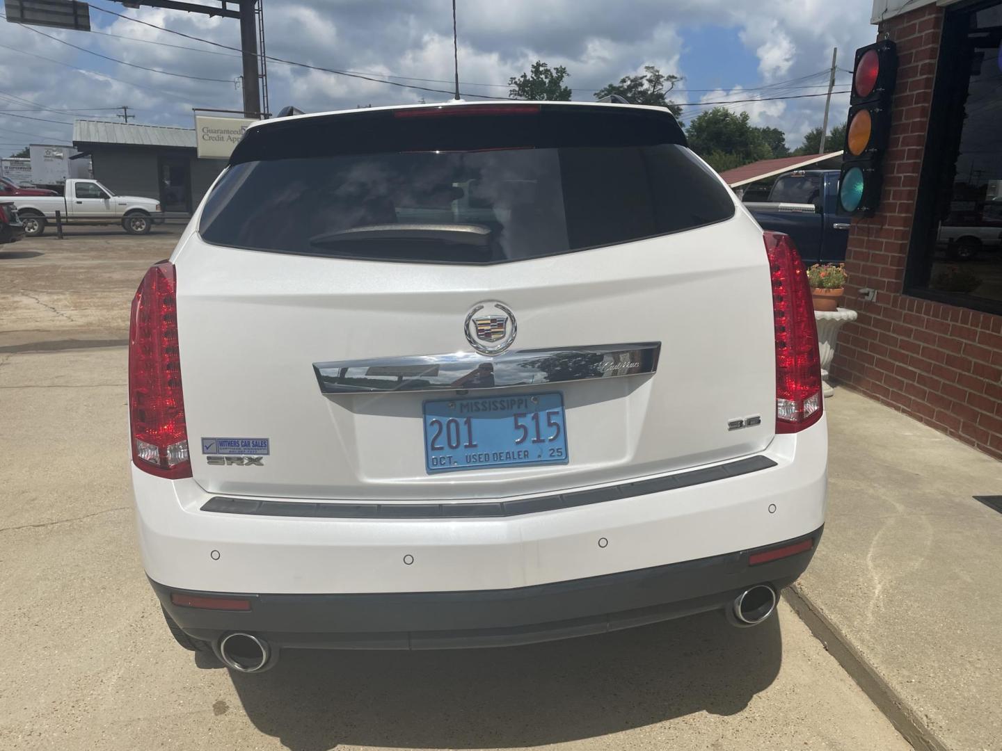 2016 White /Beige Cadillac SRX Luxury Collection FWD (3GYFNBE38GS) with an 3.6L V6 DOHC 24V FFV engine, 6A transmission, located at 204 Hwy. 16 East, Carthage, MS, 39051, (601) 267-7277, 0.000000, 0.000000 - Photo#3