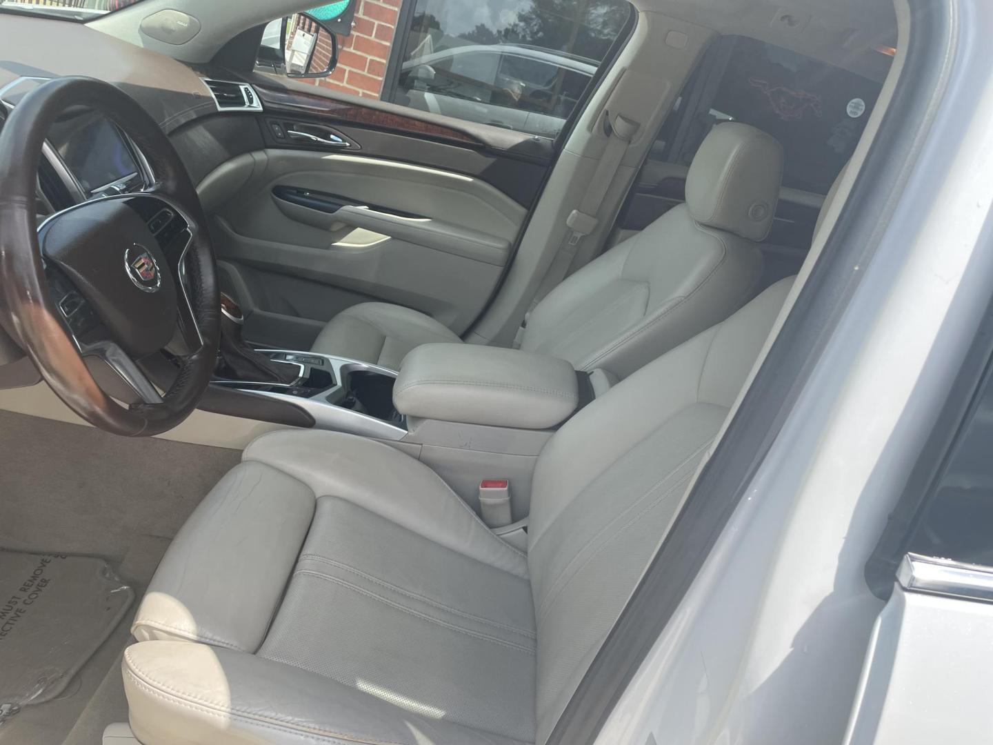 2016 White /Beige Cadillac SRX Luxury Collection FWD (3GYFNBE38GS) with an 3.6L V6 DOHC 24V FFV engine, 6A transmission, located at 204 Hwy. 16 East, Carthage, MS, 39051, (601) 267-7277, 0.000000, 0.000000 - Photo#4
