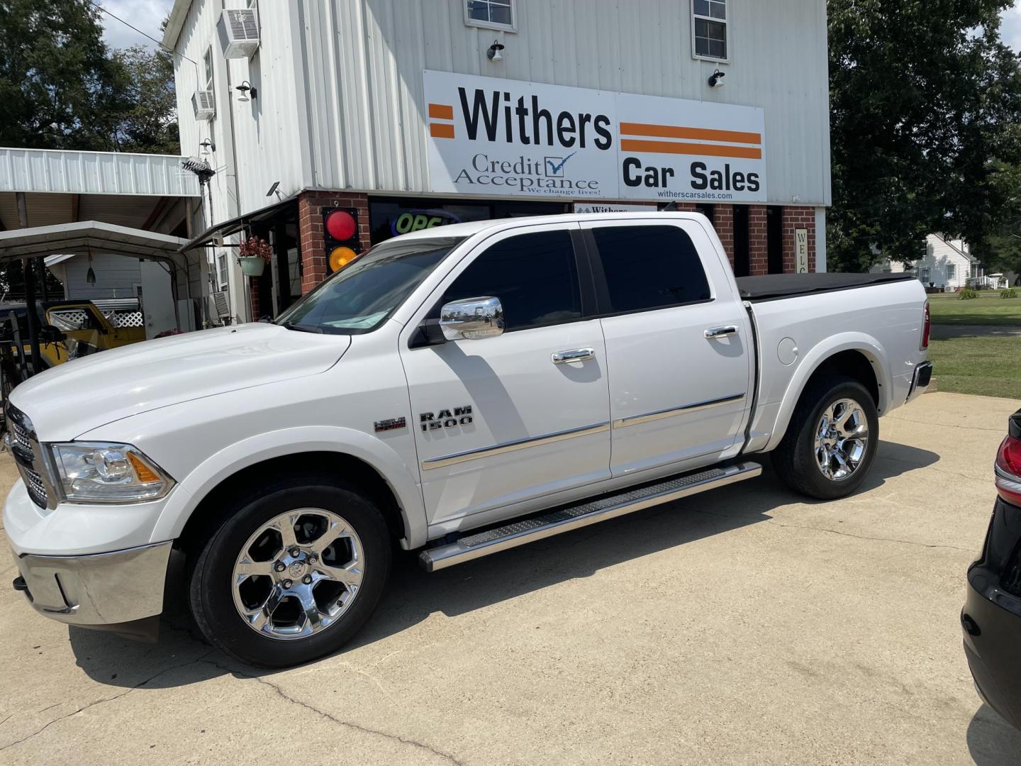 2013 White /Black RAM 1500 Laramie Crew Cab SWB 2WD (1C6RR6NT1DS) with an 5.7L V8 OHV 16V engine, 6-Speed Automatic transmission, located at 204 Hwy. 16 East, Carthage, MS, 39051, (601) 267-7277, 0.000000, 0.000000 - Photo#0