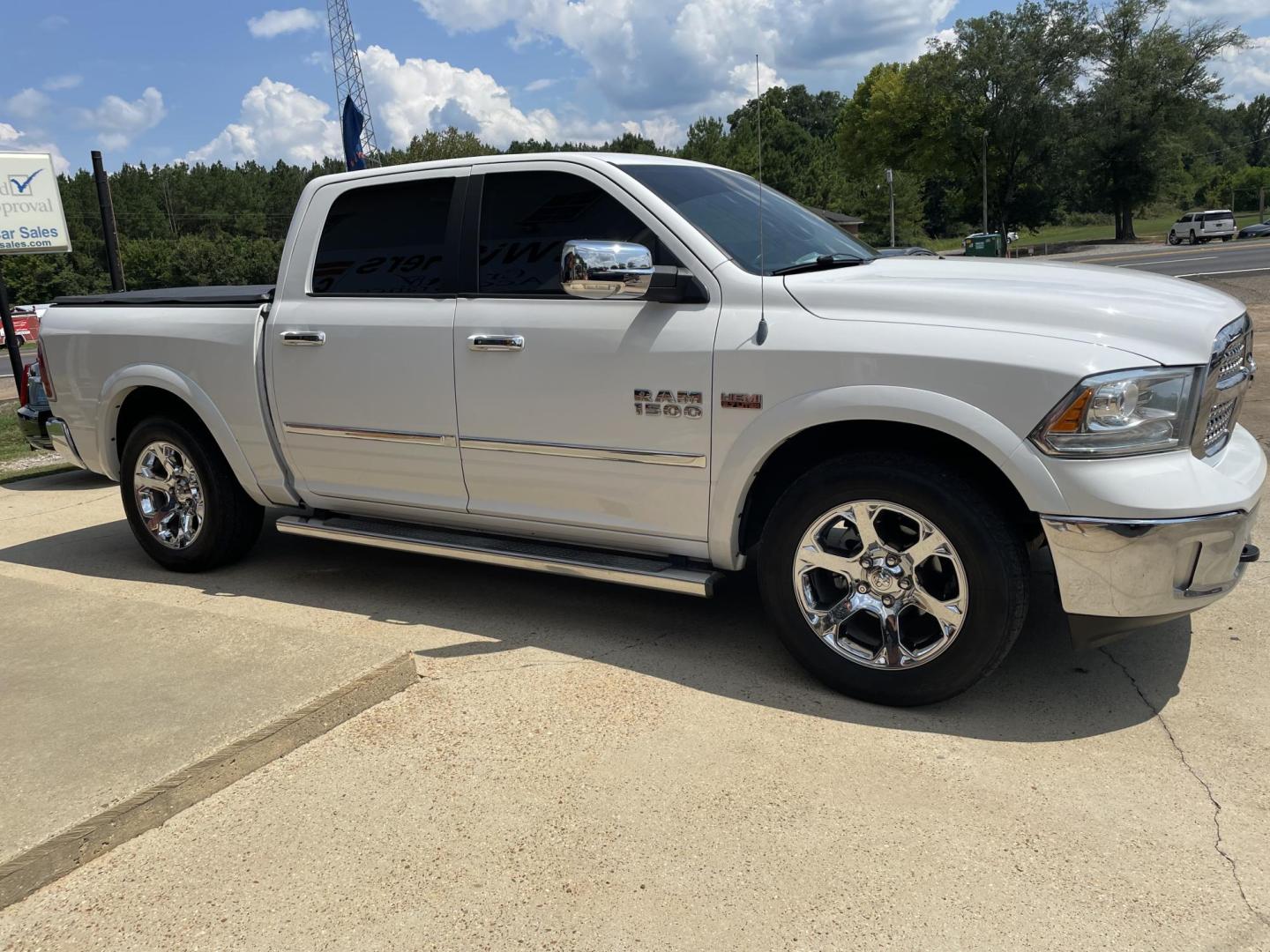 2013 White /Black RAM 1500 Laramie Crew Cab SWB 2WD (1C6RR6NT1DS) with an 5.7L V8 OHV 16V engine, 6-Speed Automatic transmission, located at 204 Hwy. 16 East, Carthage, MS, 39051, (601) 267-7277, 0.000000, 0.000000 - Photo#1