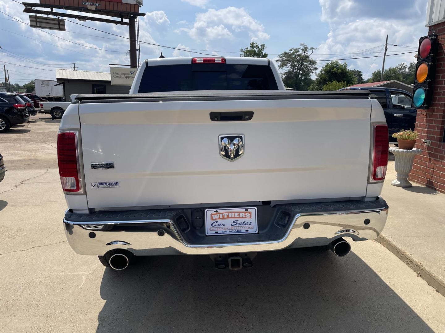 2013 White /Black RAM 1500 Laramie Crew Cab SWB 2WD (1C6RR6NT1DS) with an 5.7L V8 OHV 16V engine, 6-Speed Automatic transmission, located at 204 Hwy. 16 East, Carthage, MS, 39051, (601) 267-7277, 0.000000, 0.000000 - Photo#3