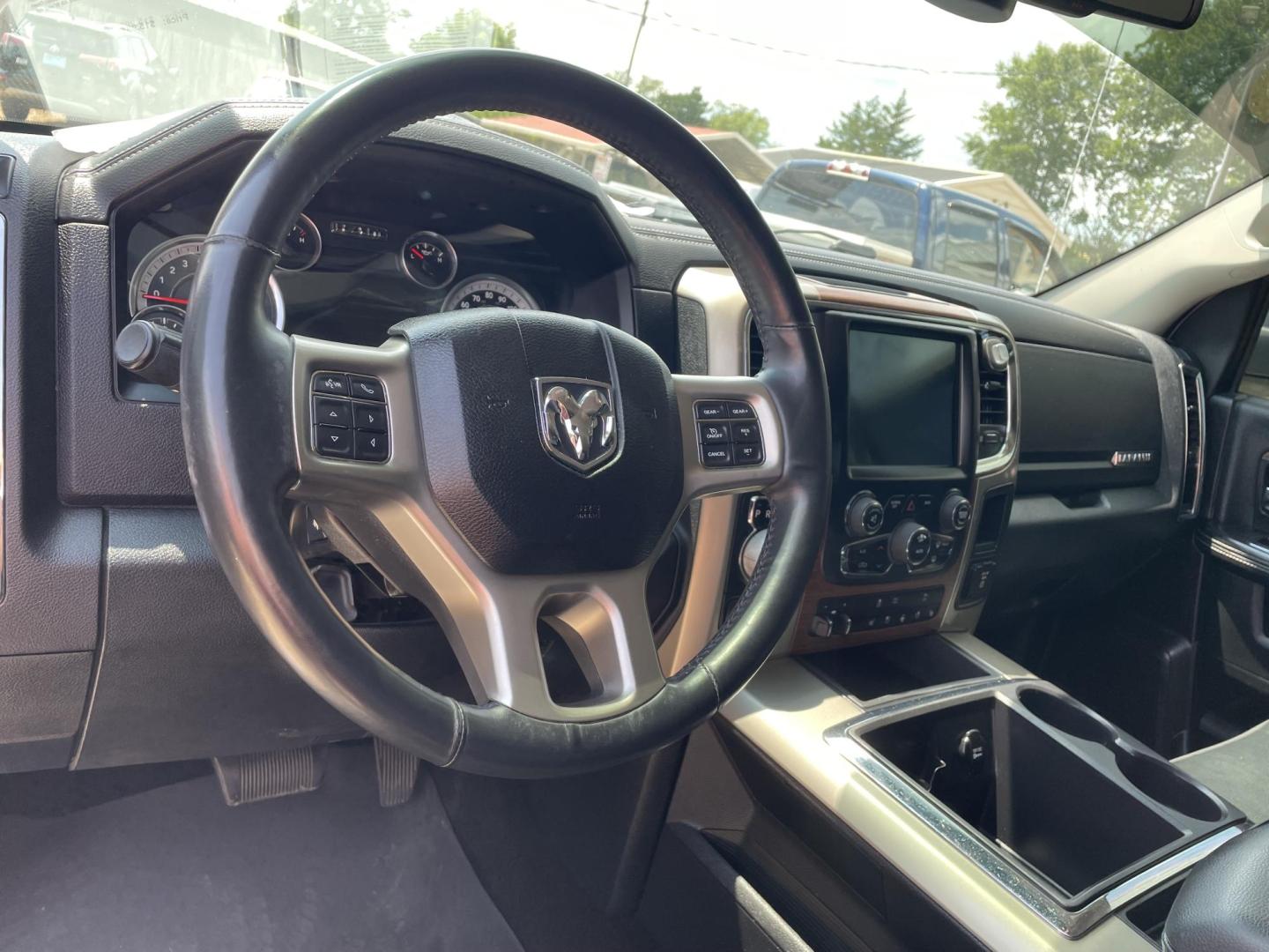 2013 White /Black RAM 1500 Laramie Crew Cab SWB 2WD (1C6RR6NT1DS) with an 5.7L V8 OHV 16V engine, 6-Speed Automatic transmission, located at 204 Hwy. 16 East, Carthage, MS, 39051, (601) 267-7277, 0.000000, 0.000000 - Photo#4