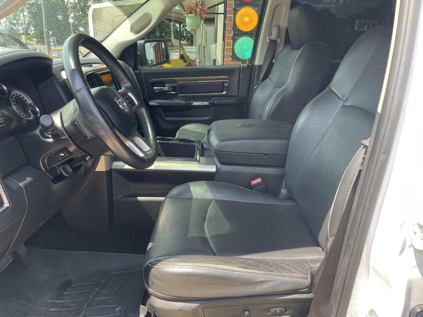 2013 White /Black RAM 1500 Laramie Crew Cab SWB 2WD (1C6RR6NT1DS) with an 5.7L V8 OHV 16V engine, 6-Speed Automatic transmission, located at 204 Hwy. 16 East, Carthage, MS, 39051, (601) 267-7277, 0.000000, 0.000000 - Photo#5